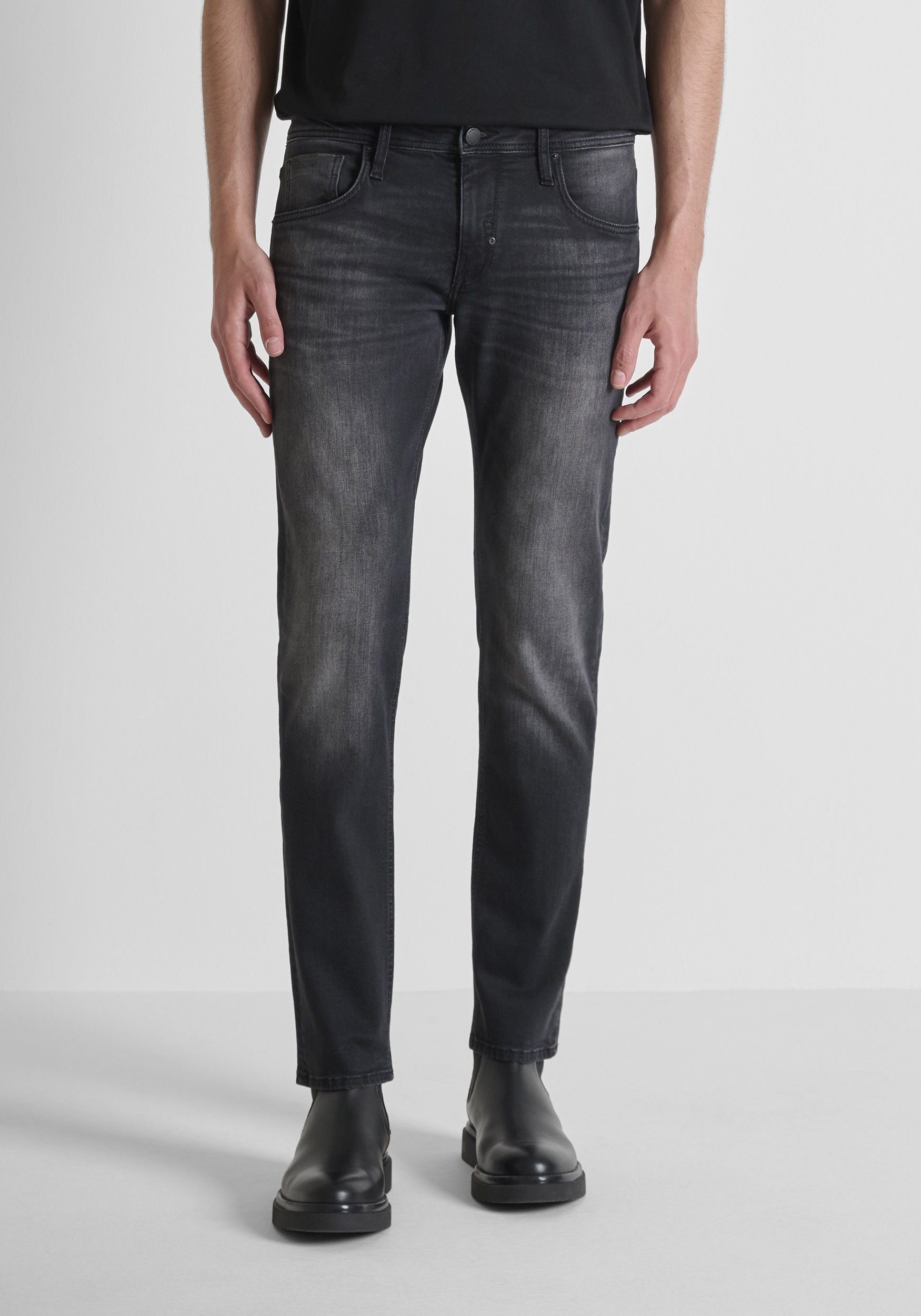 VAQUEROS COMFORT TAPERED FIT «KURT» EN DENIM NEGRO