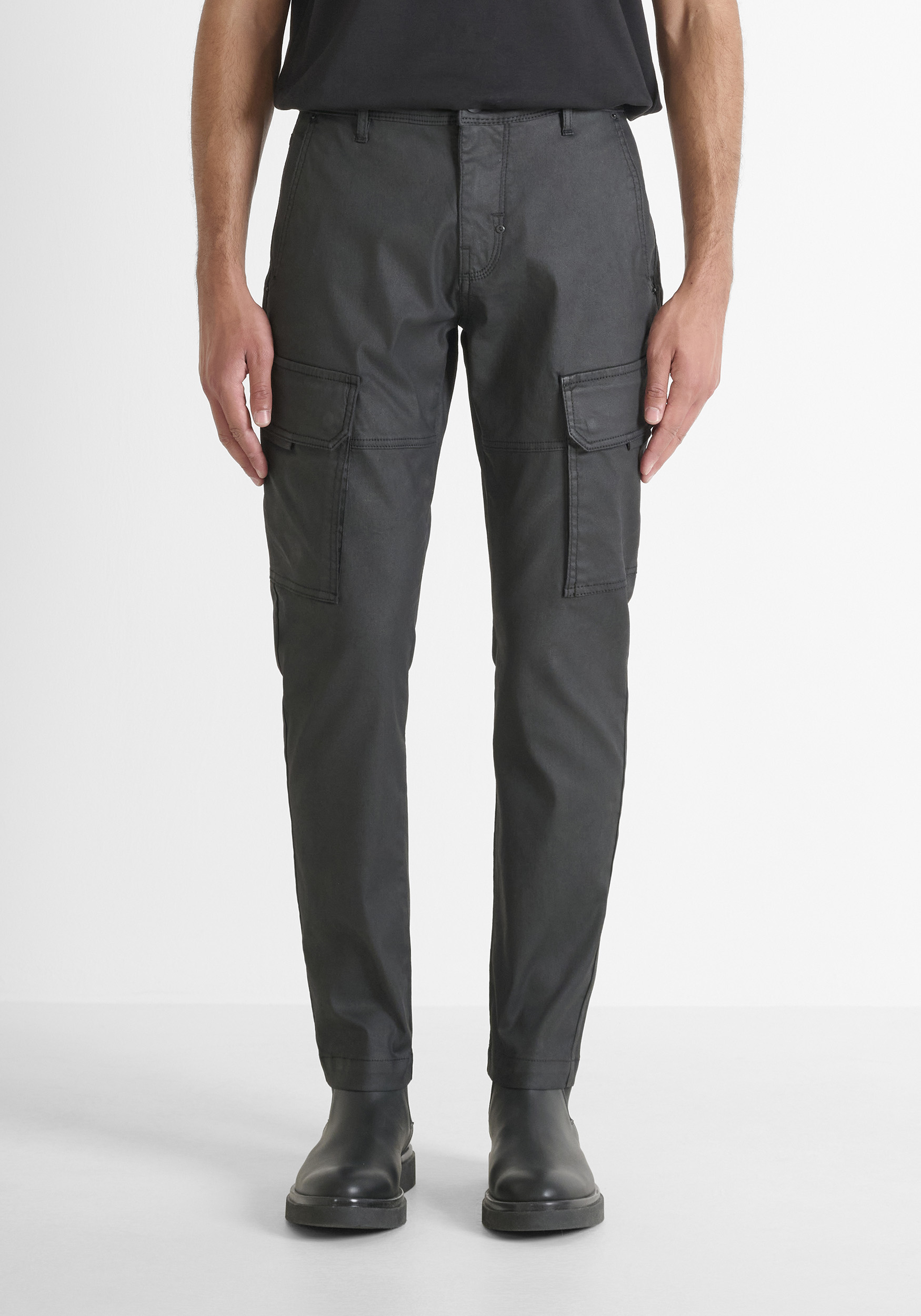 JEANS SLIM FIT «SIMON» EN DENIM NEGRO CON BOLSILLOS GRANDES