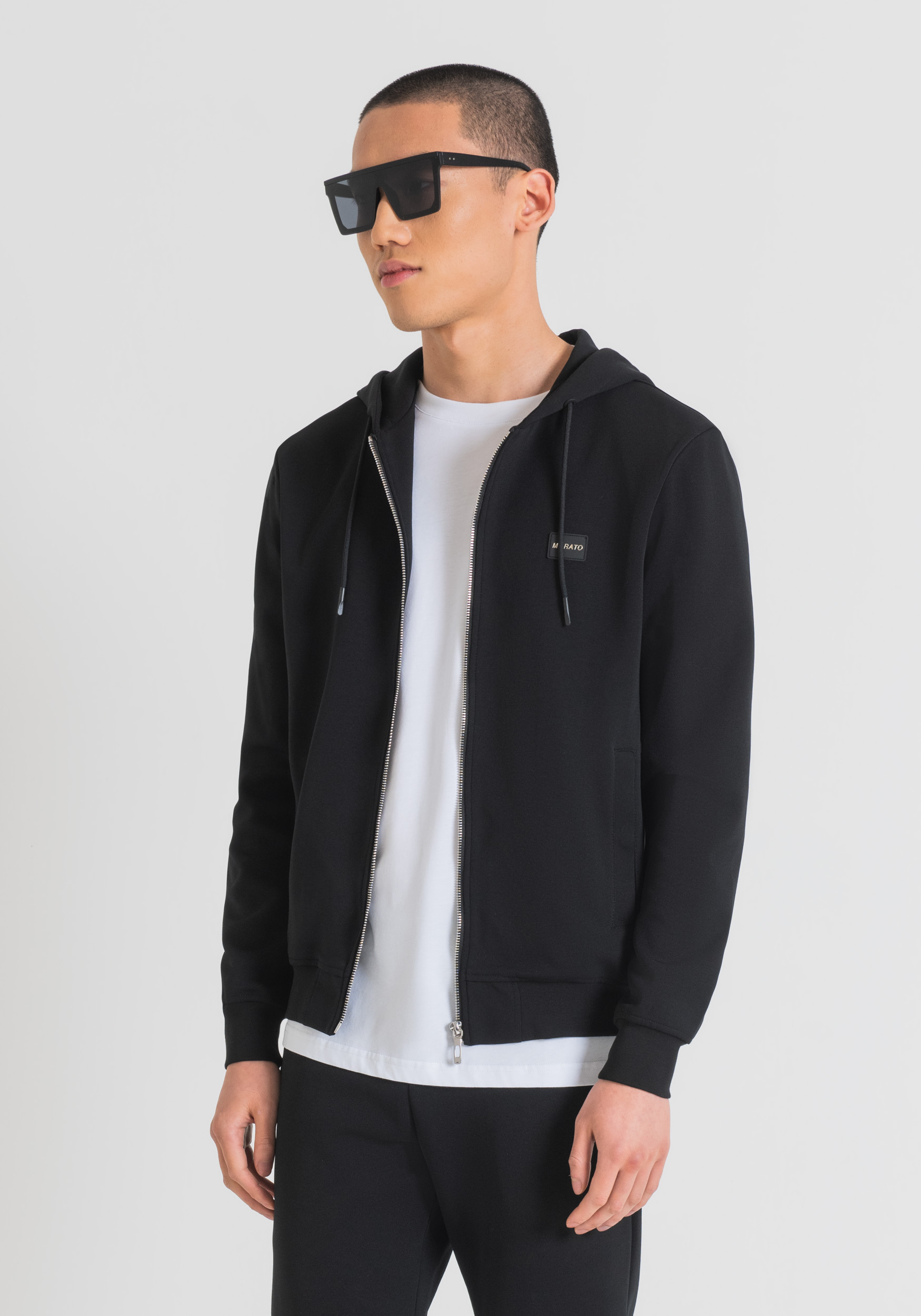 SUDADERA SLIM FIT EN TELA MEZCLA DE ALGODÓN CON PLACA DE LOGO DE METAL Y BASE GOMADA