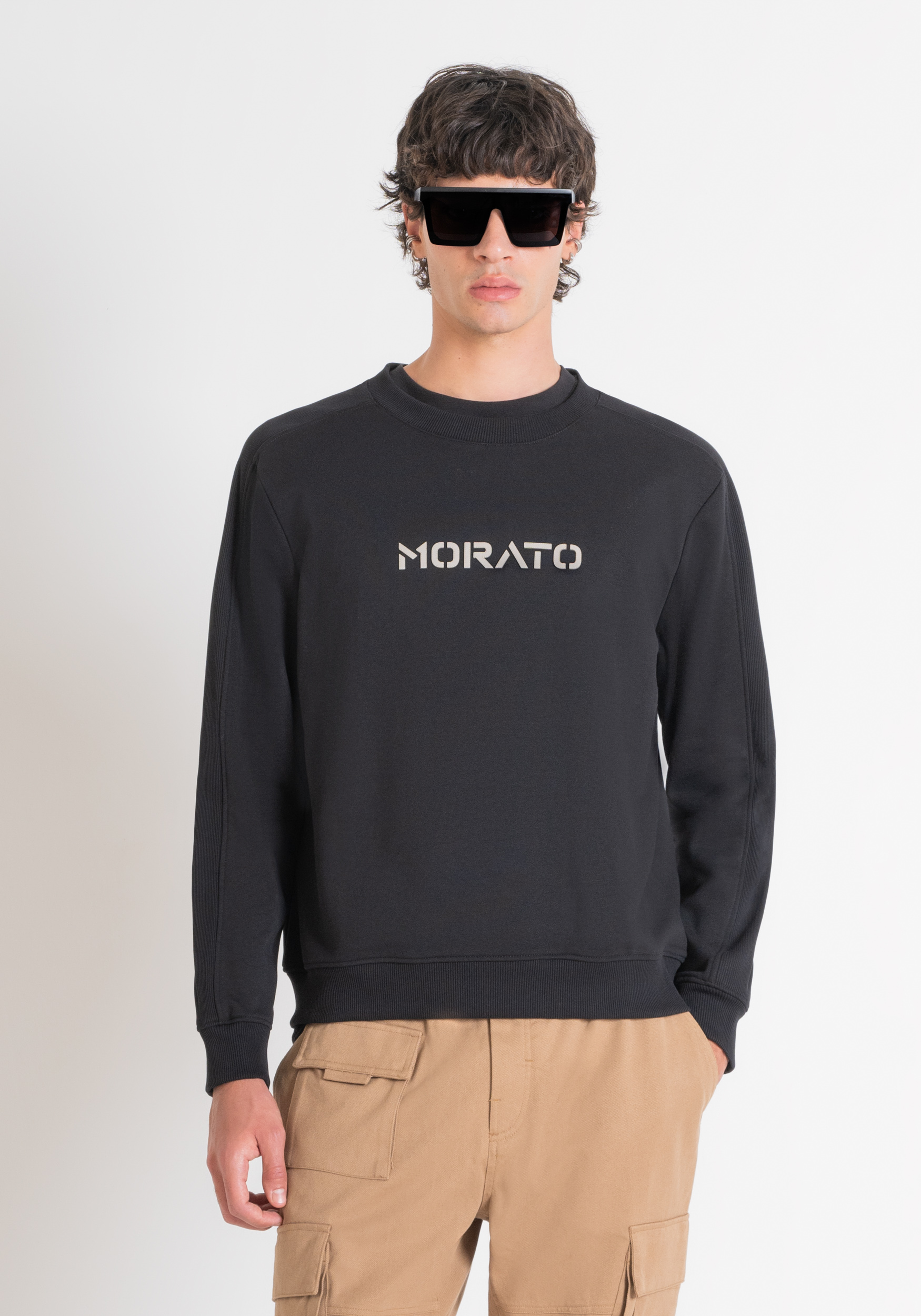 SUDADERA RELAXED FIT DE TEJIDO SOSTENIBLE DE MEZCLA DE ALGODÓN Y LOGOTIPO DE GOMA