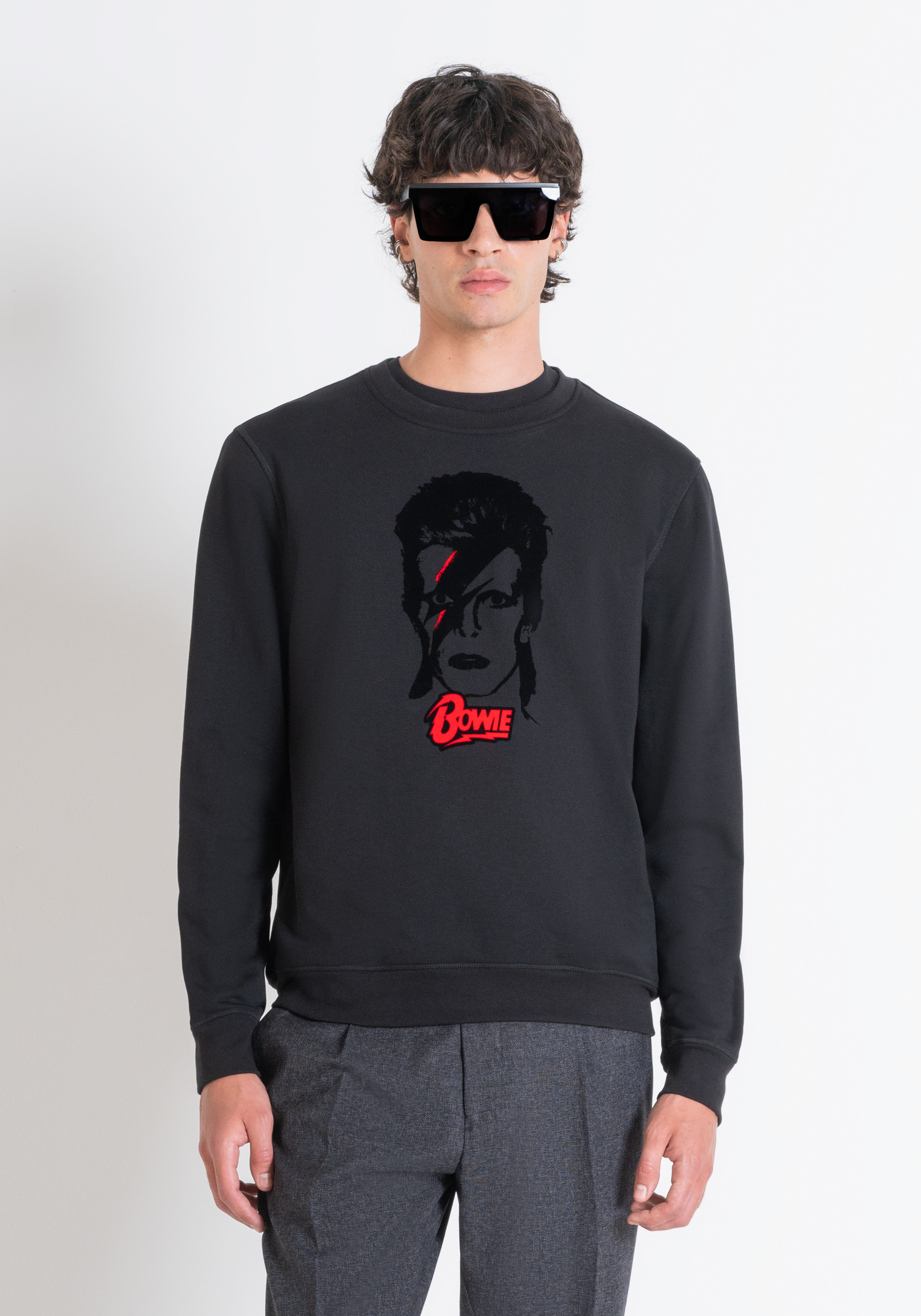 SUDADERA REGULAR FIT DE MEZCLA DE ALGODÓN SOSTENIBLE NEGRO Y ESTAMPADO «DAVID BOWIE»