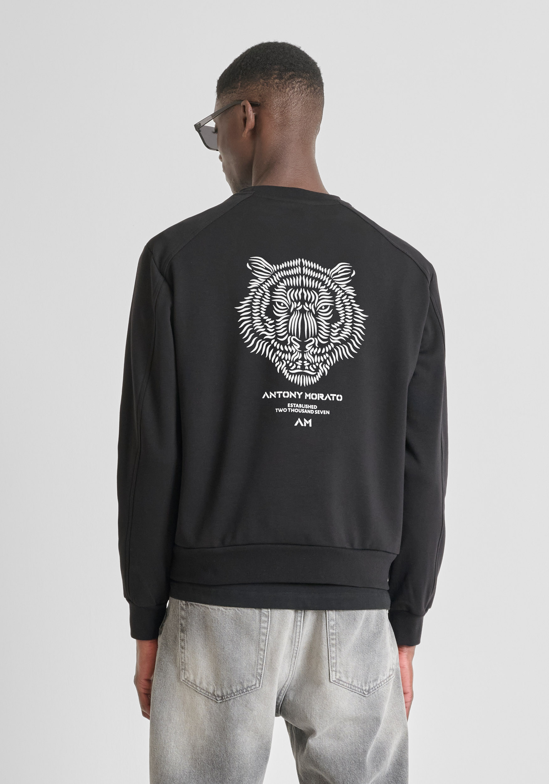 SUDADERA CUELLO REDONDO RELAXED FIT EN MEZCLA DE ALGODÓN CON PARCHE TIGRE