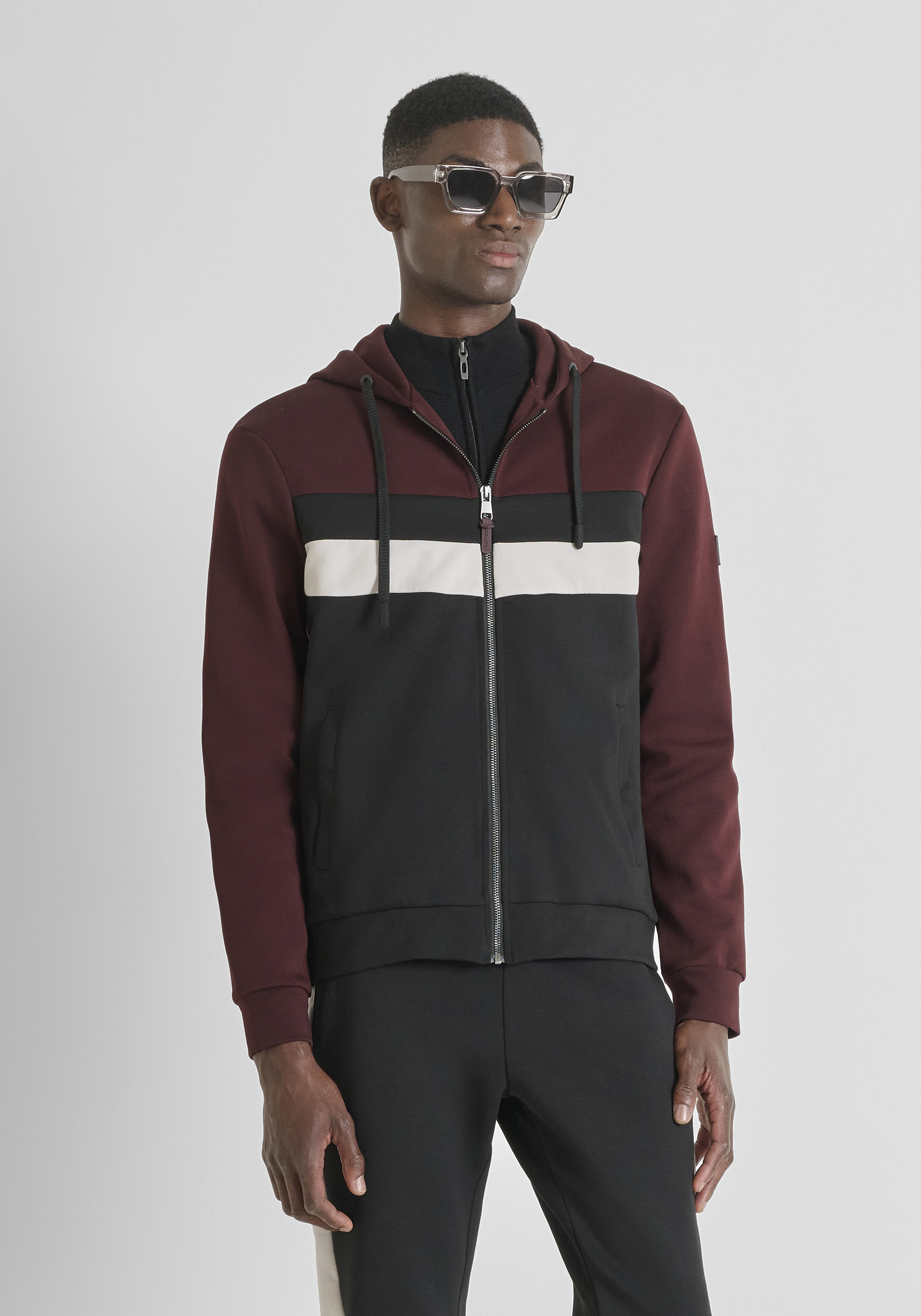 SUDADERA CON CAPUCHA Y CREMALLERA REGULAR FIT EN MEZCLA ALGODÓN BANDA COLORIDA