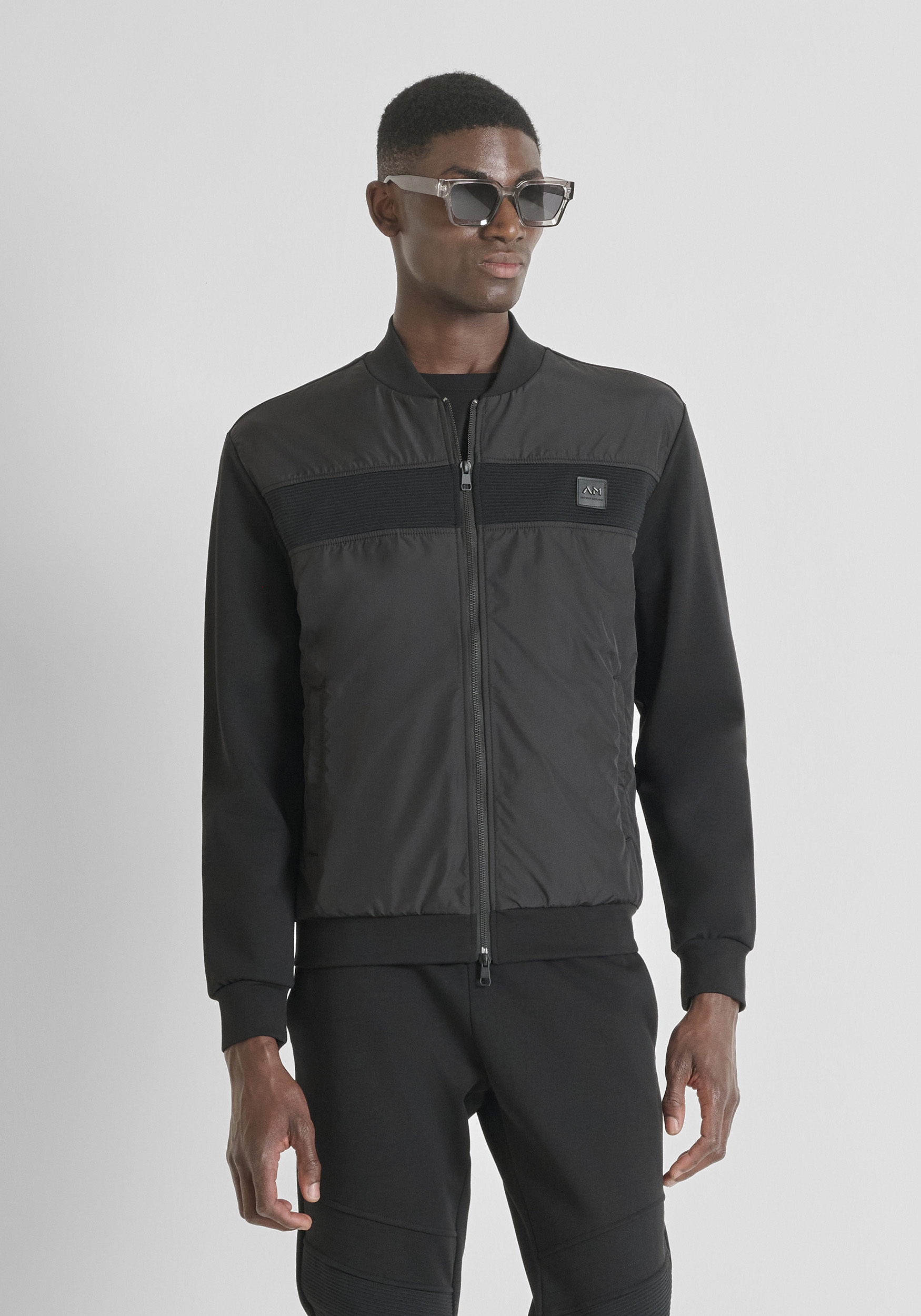 SUDADERA CON CREMALLERA SLIM FIT EN MEZCLA ALGODÓN CON TEJIDOS CONTRASTANTES