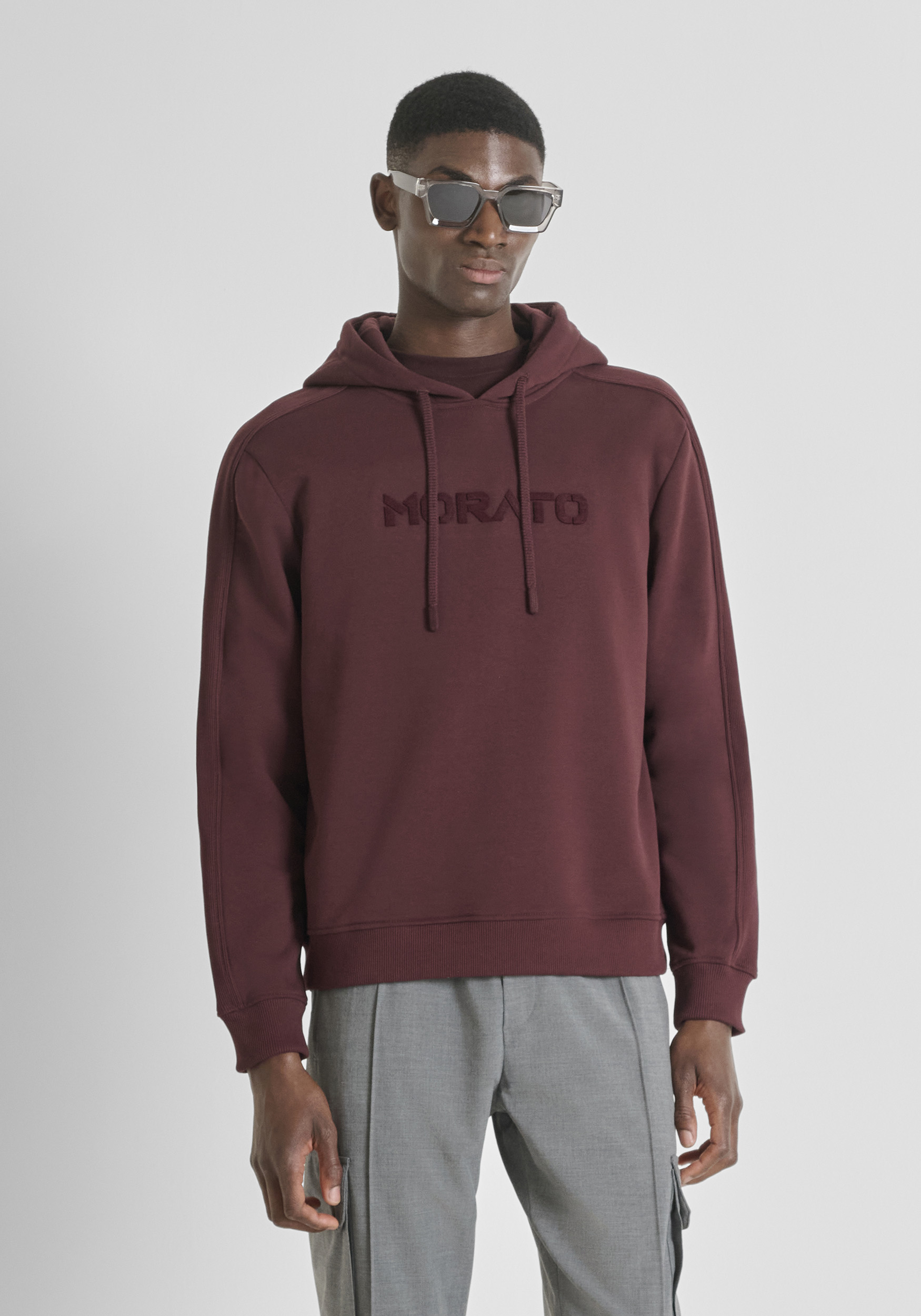 SUDADERA CON CAPUCHA RELAXED FIT EN MEZCLA DE ALGODÓN SOSTENIBLE CON LOGOTIPO