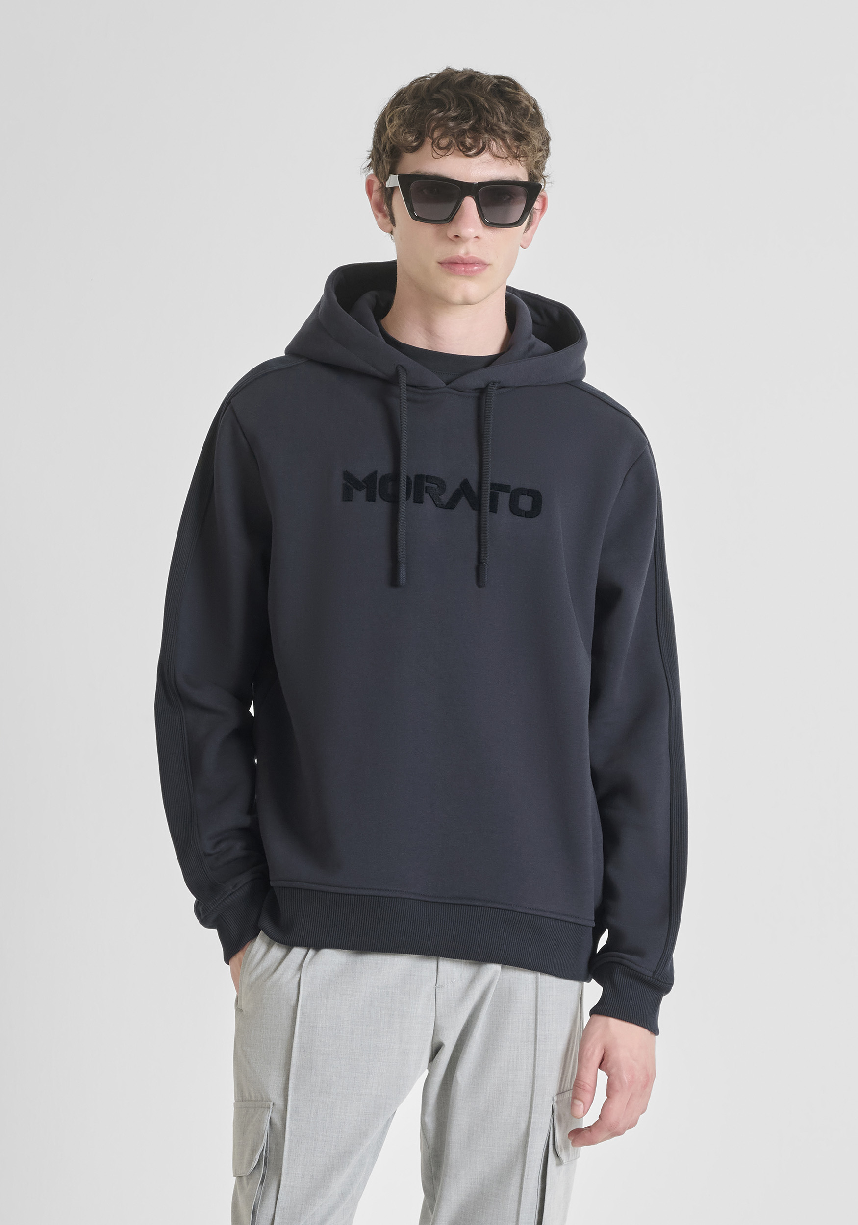 RELAXED FIT HOODIE IN COTTON BLEND SUSTAINABLE WITH LOGO