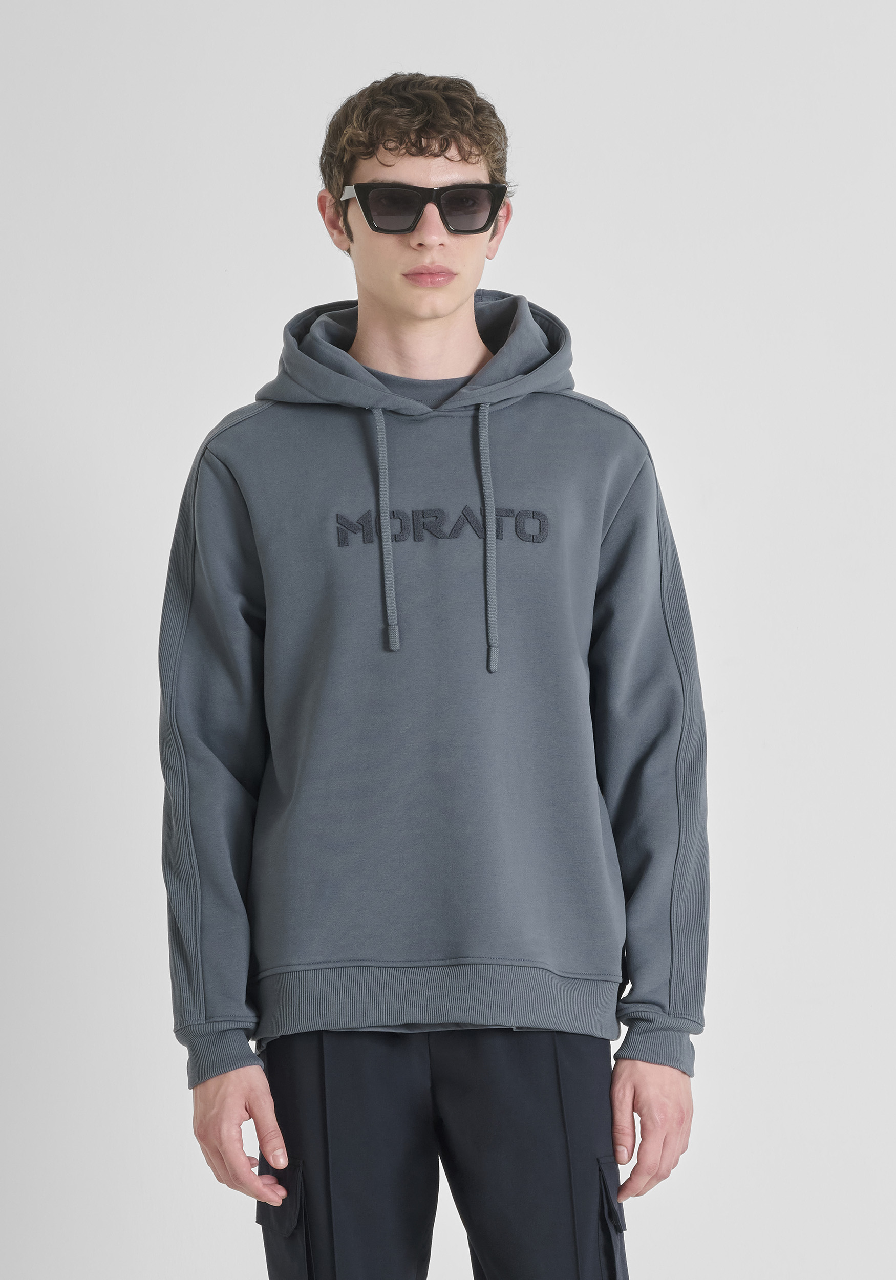 RELAXED FIT HOODIE IN COTTON BLEND SUSTAINABLE WITH LOGO