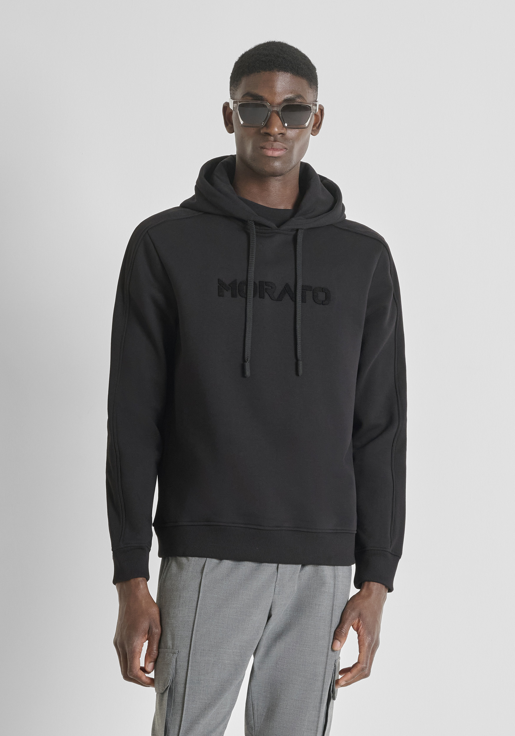 SUDADERA CON CAPUCHA RELAXED FIT EN MEZCLA DE ALGODÓN SOSTENIBLE CON LOGOTIPO