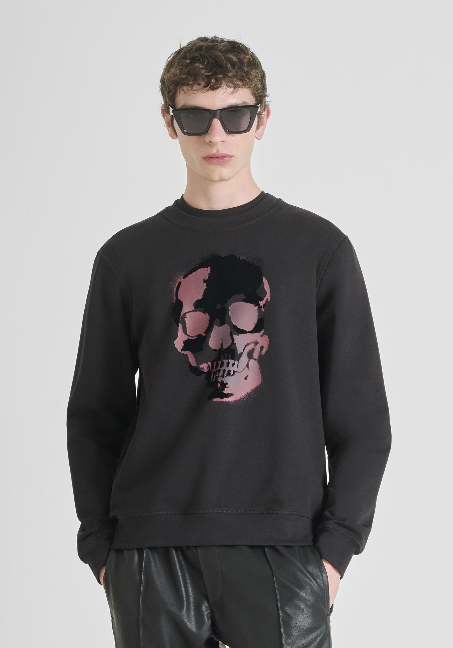 SUDADERA CUELLO REDONDO REGULAR FIT EN MEZCLA ALGODÓN SOSTENIBLE CON ESTAMPADO CALAVERA
