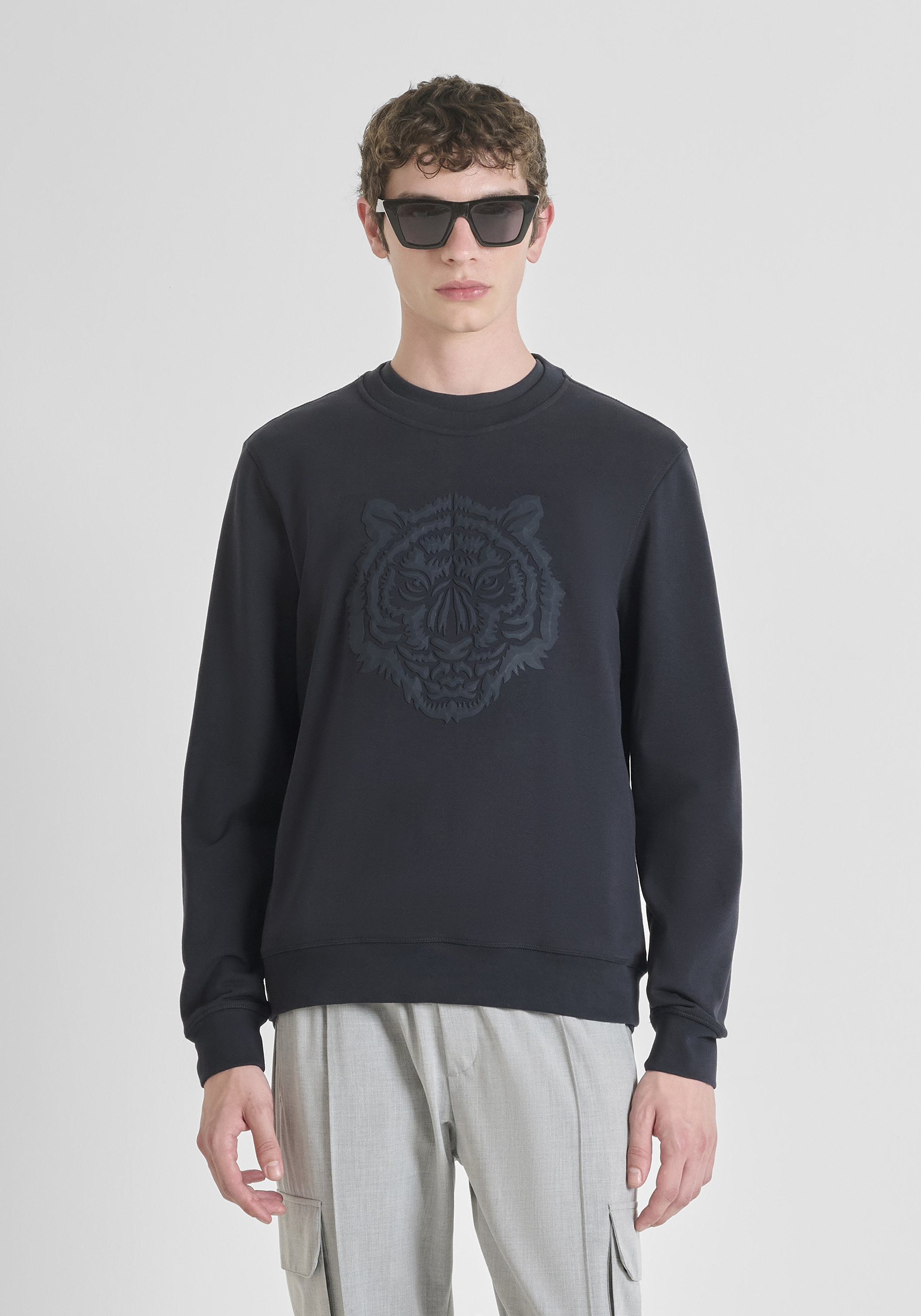 SUDADERA CUELLO REDONDO REGULAR FIT EN MEZCLA ALGODÓN SOSTENIBLE CON ESTAMPADO GEOMÉTRICO