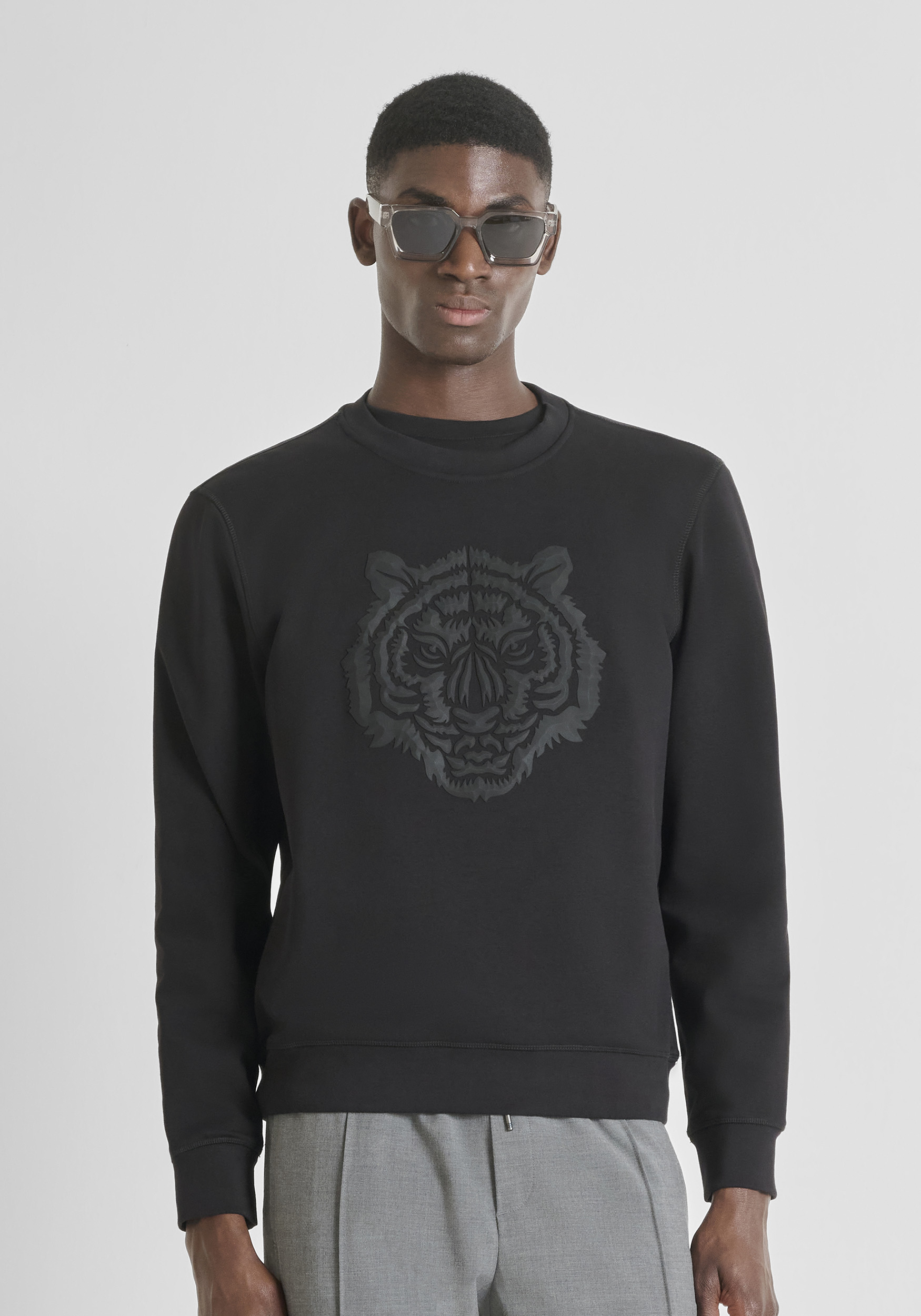 SUDADERA CUELLO REDONDO REGULAR FIT EN MEZCLA ALGODÓN SOSTENIBLE CON ESTAMPADO GEOMÉTRICO