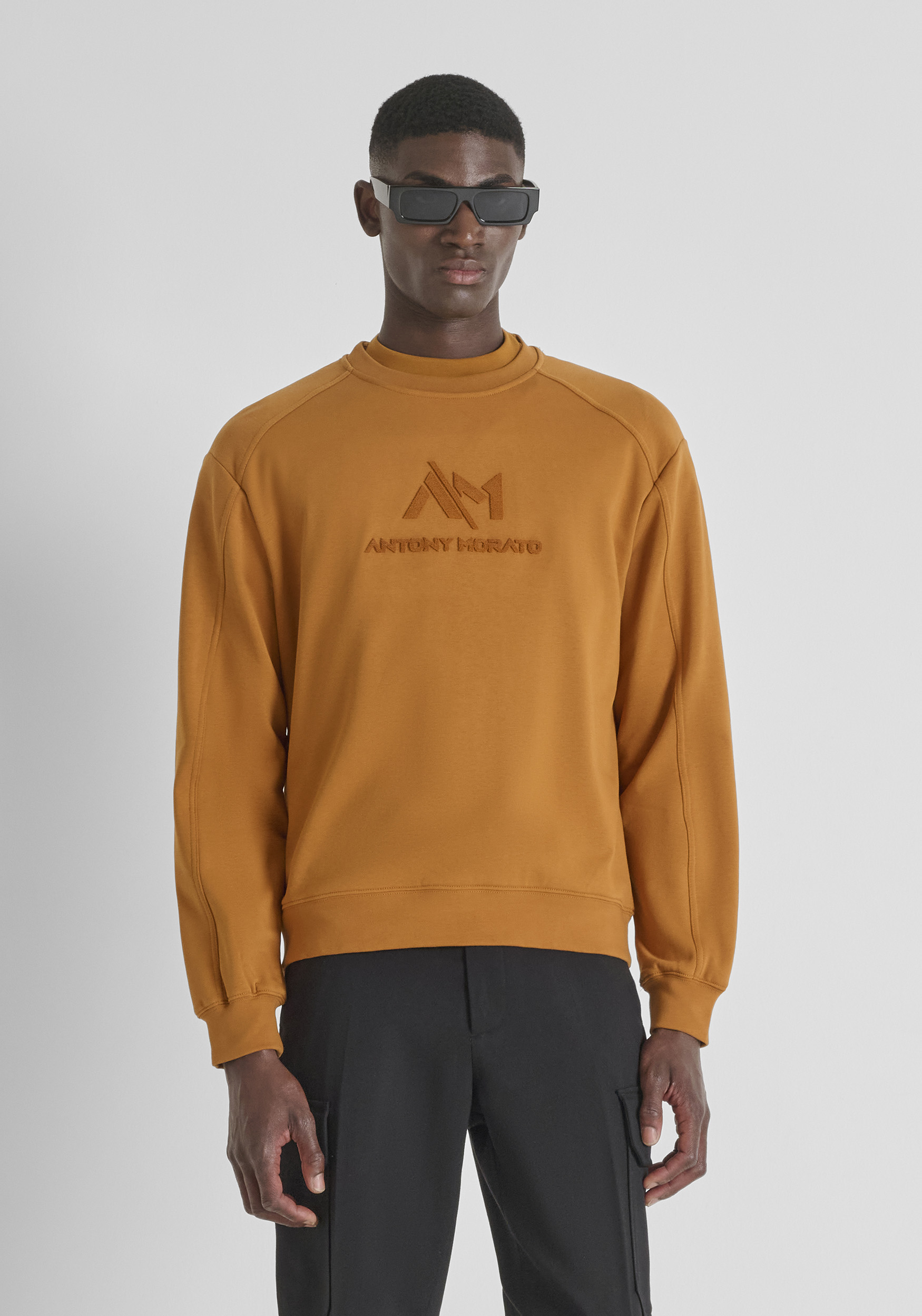 SUDADERA CUELLO REDONDO RELAXED FIT EN MEZCLA DE ALGODÓN SOSTENIBLE CON LOGOTIPO ESTAMPADO