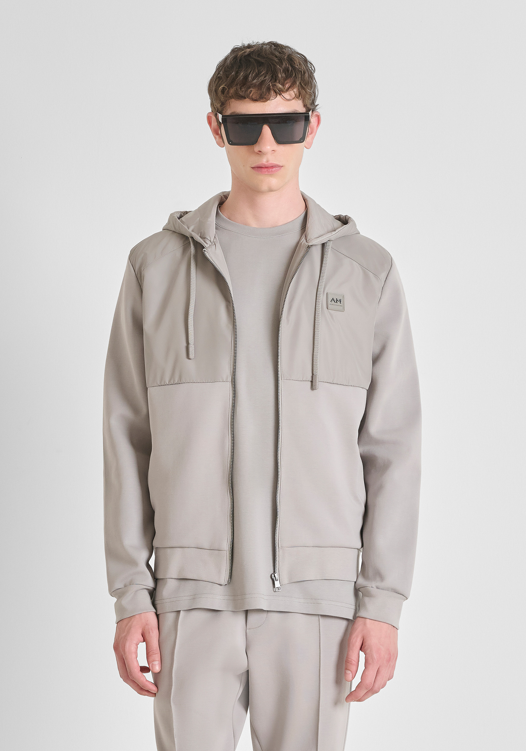 SUDADERA CON CREMALLERA REGULAR FIT EN MEZCLA ALGODÓN CON TEJIDO CONTRASTANTE