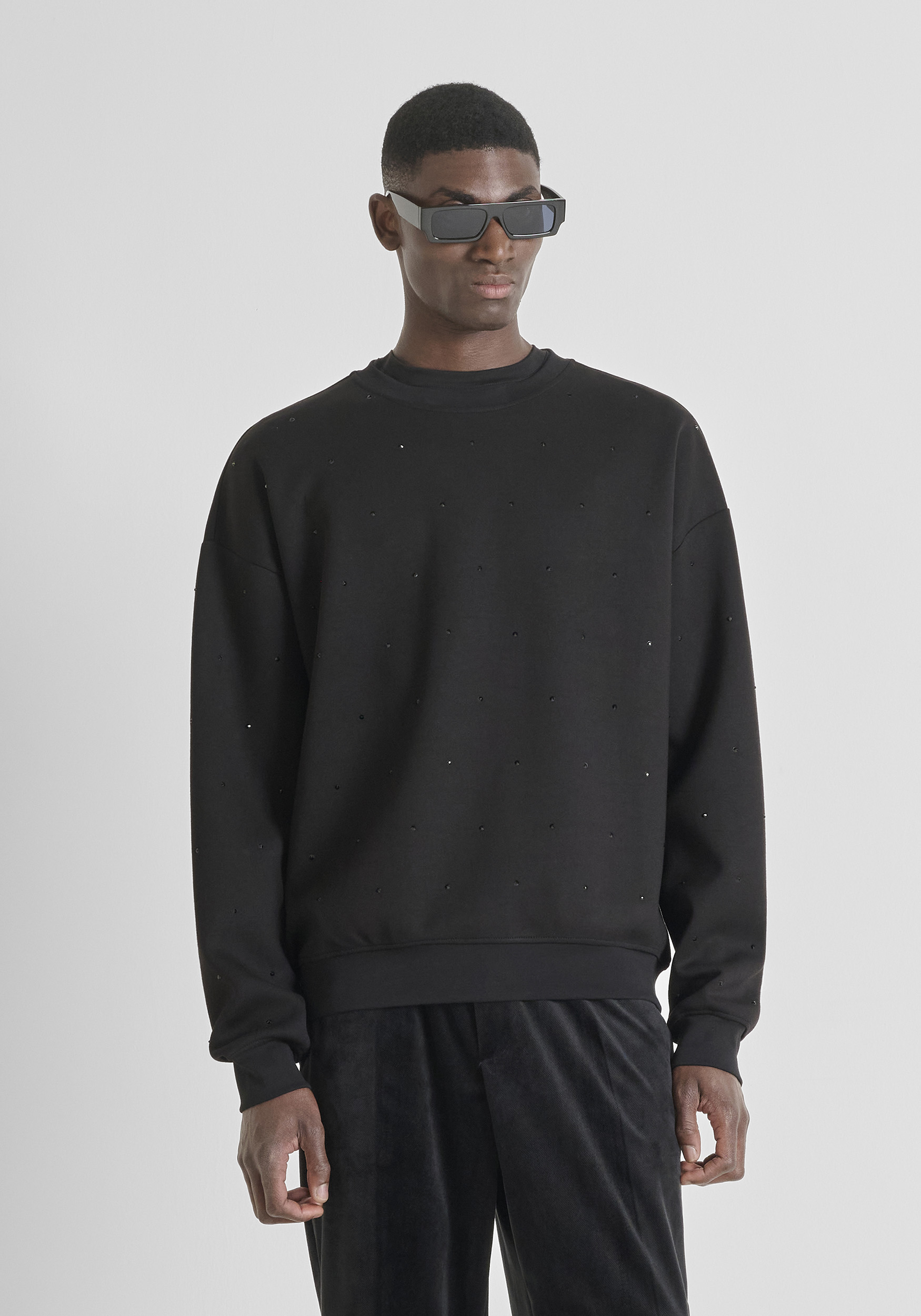 SUDADERA CUELLO REDONDO RELAXED FIT EN MEZCLA ALGODÓN SOSTENIBLE CON ESTAMPADO LOGO