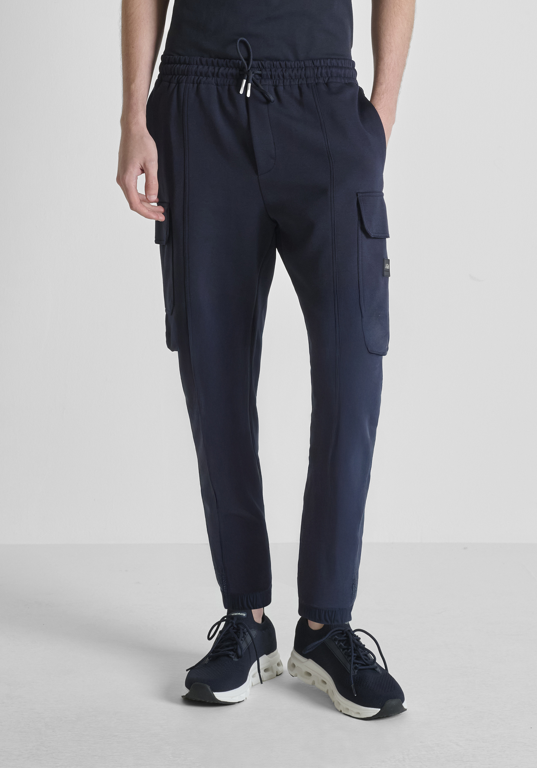 PANTALONES DE FELPA REGULAR FIT CON ELÁSTICOS EN LOS TOBILLOS