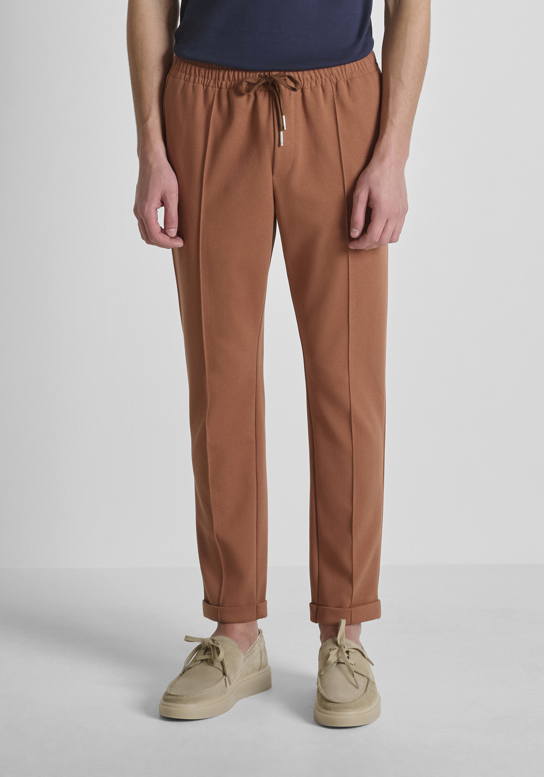 PANTALONES REGULAR FIT «CODY» DE SARGA DE ALGODÓN ELÁSTICO