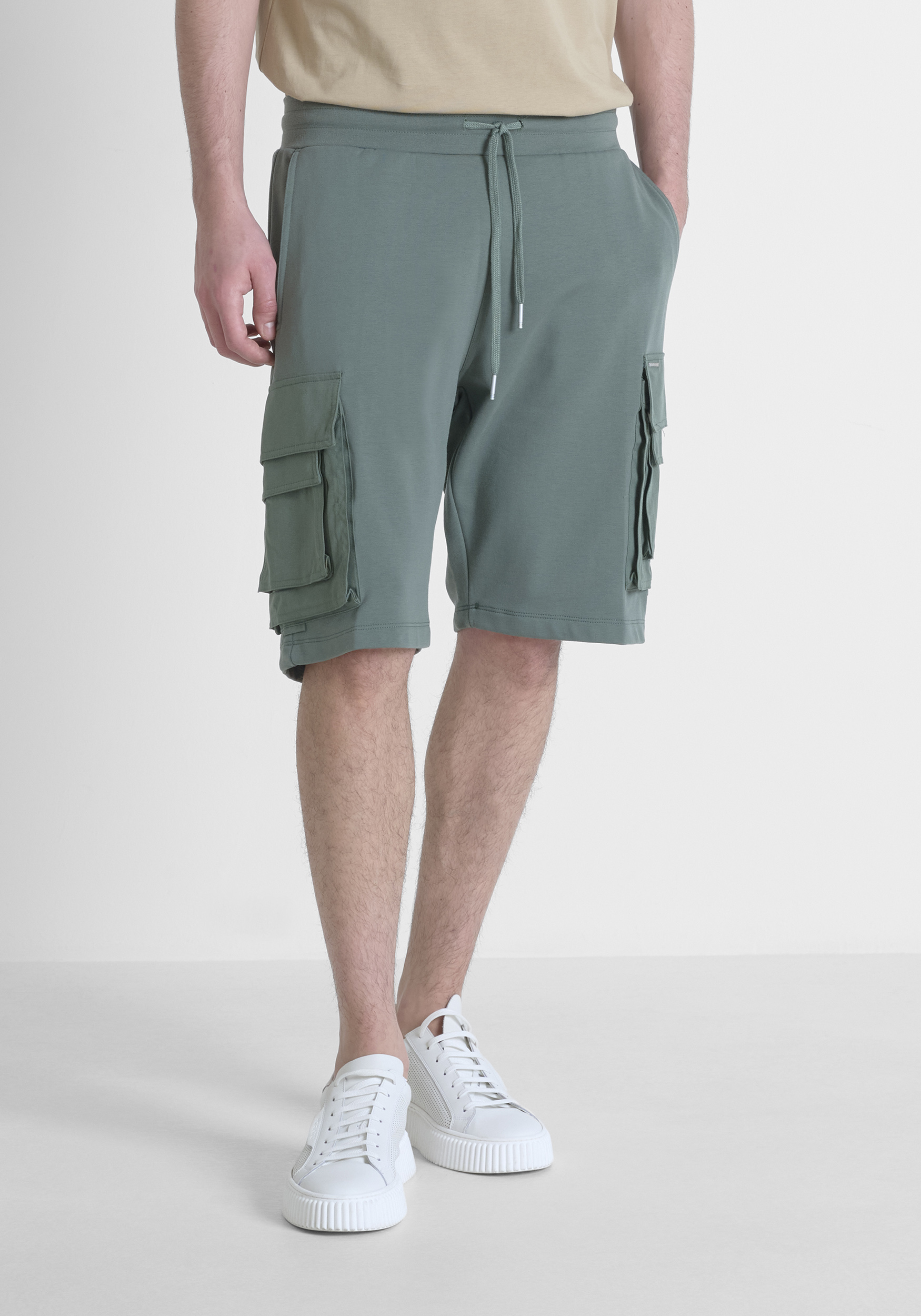 PANTALONES CORTOS REGULAR FIT DE FELPA CON LOGOTIPO METALIZADO