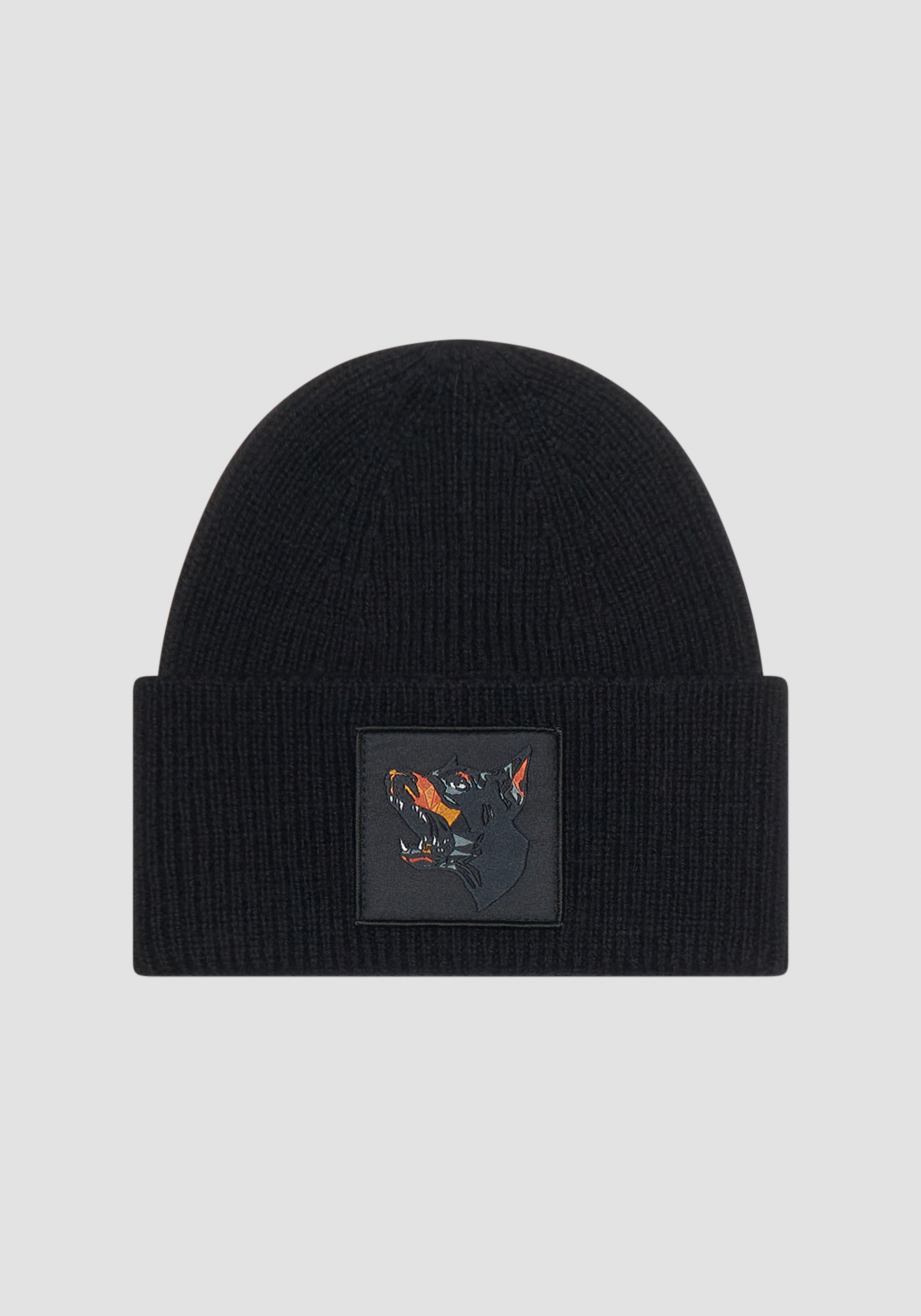 GORRO NEGRO DE PUNTO DE MEZCLA DE LANA CON PARCHE DE DÓBERMAN