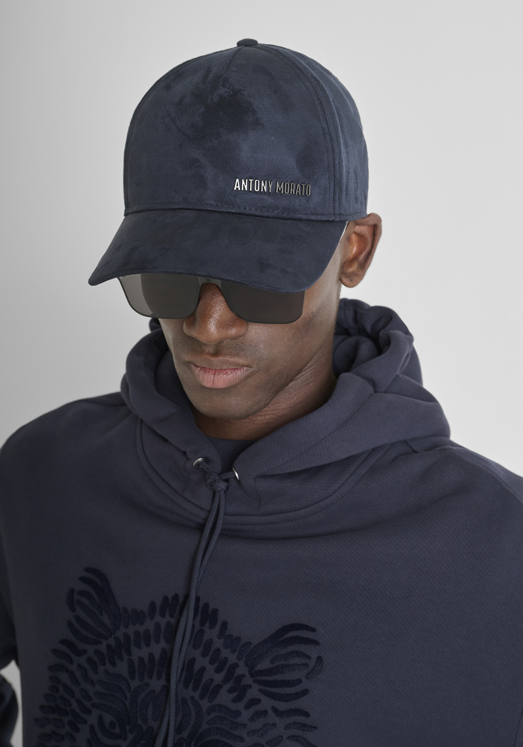 GORRA CON VISERA ESTILO BASEBALL EN TEJIDO EFECTO ANTE