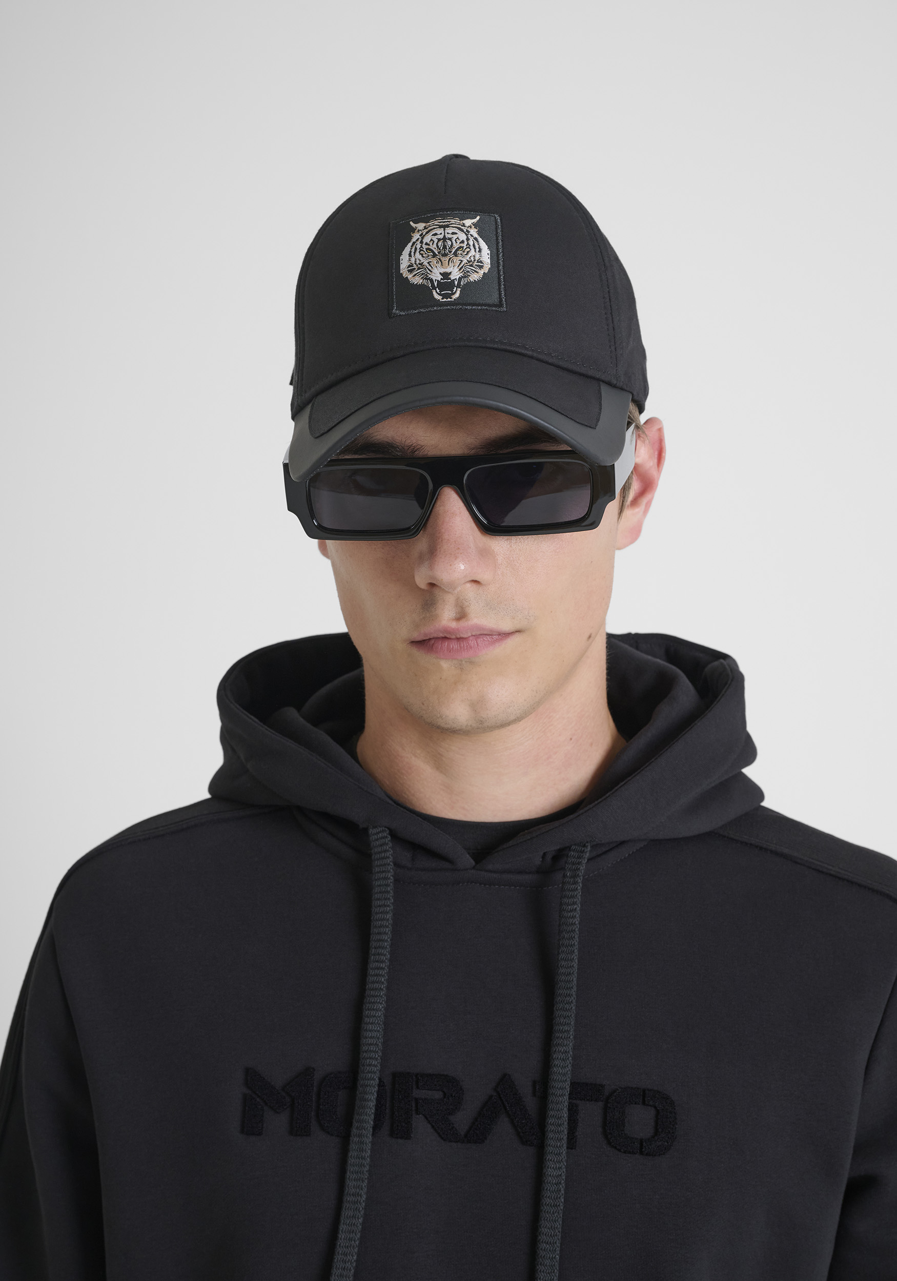 GORRA CON VISERA ESTILO BASEBALL CON PARCHE DE TIGRE