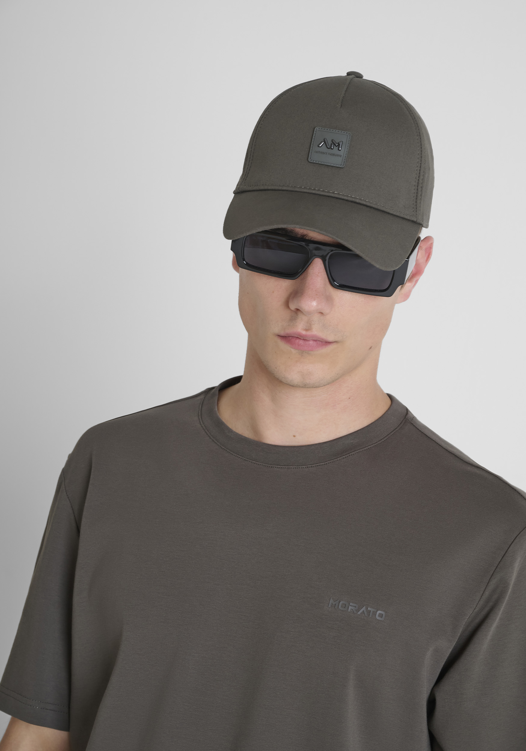 GORRA CON VISERA ESTILO BASEBALL CON PARCHE DE LOGO