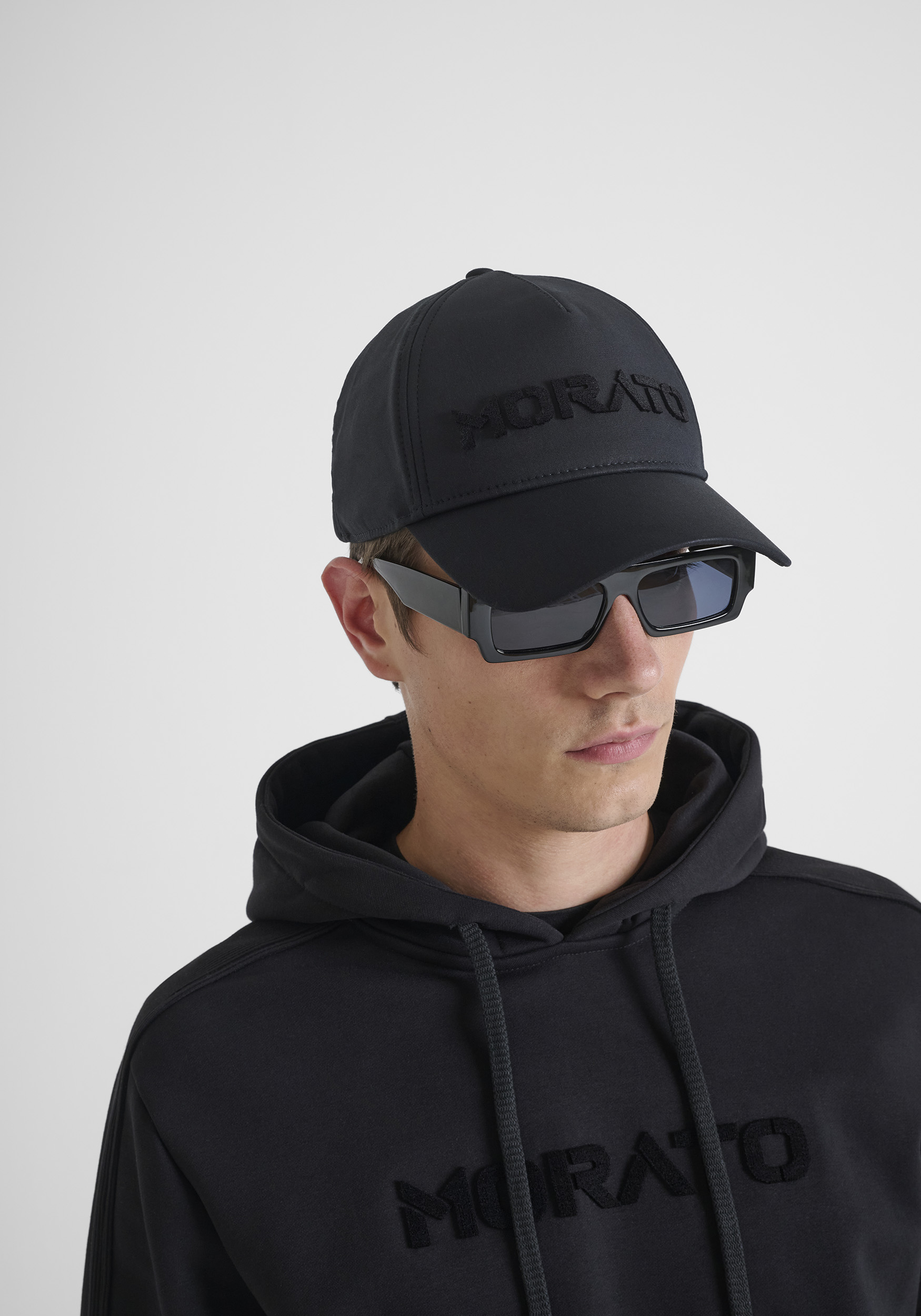 SOMBRERO CON VISERA ESTILO BASEBALL CON LOGO