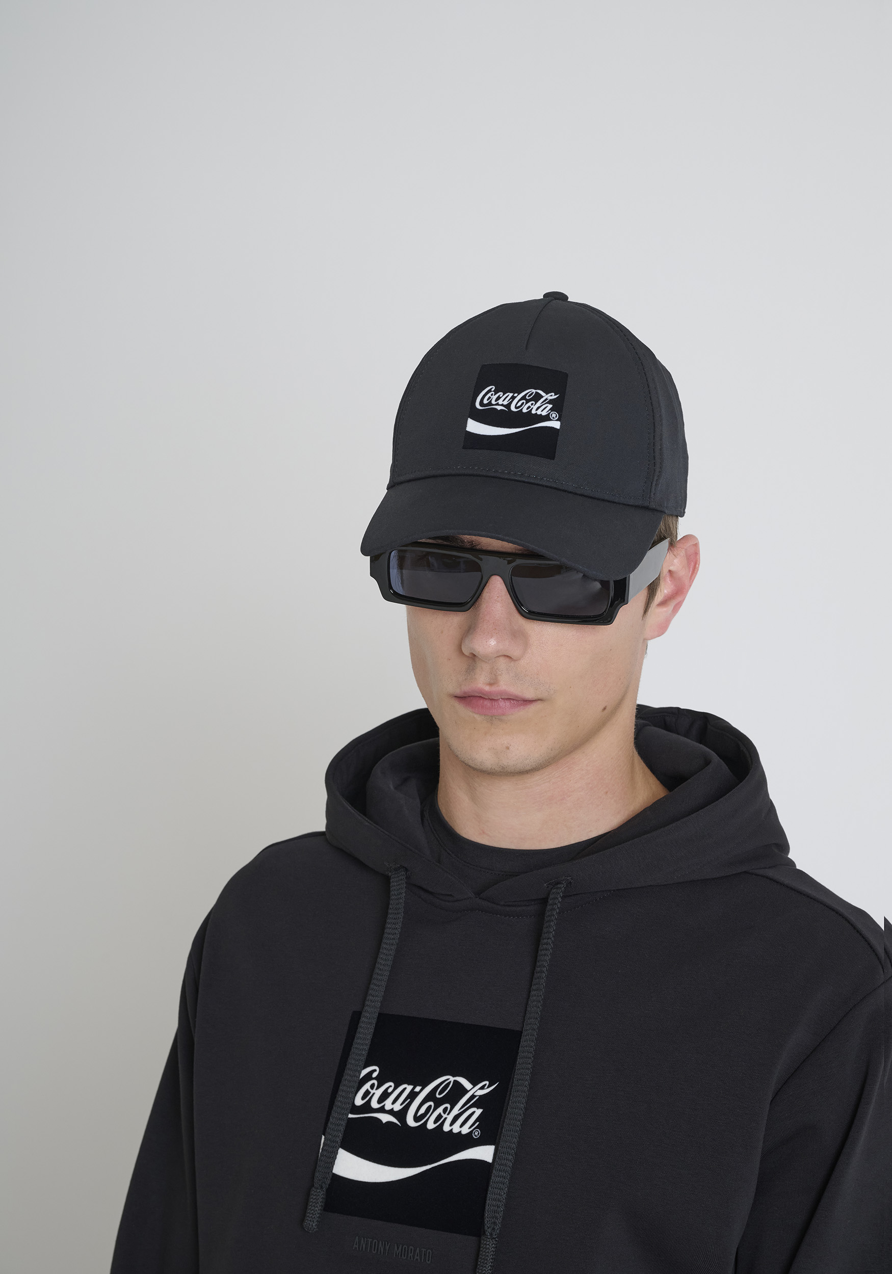 GORRA CON VISERA ESTILO BASEBALL CON PARCHE COCA-COLA