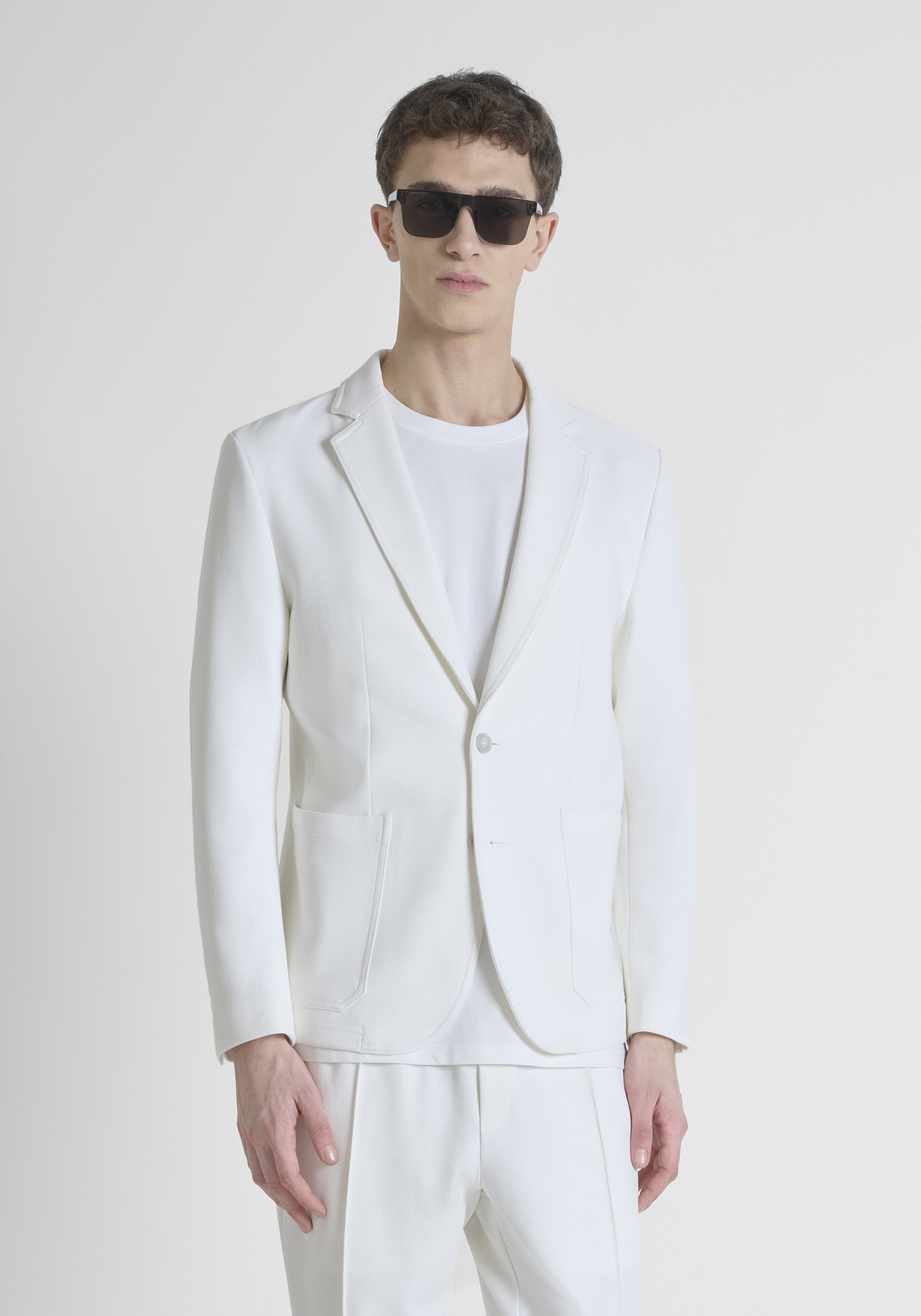 CHAQUETA SLIM FIT «ANOUK» DE SARGA DE ALGODÓN ELÁSTICO CON CIERRE DE DOS BOTONES