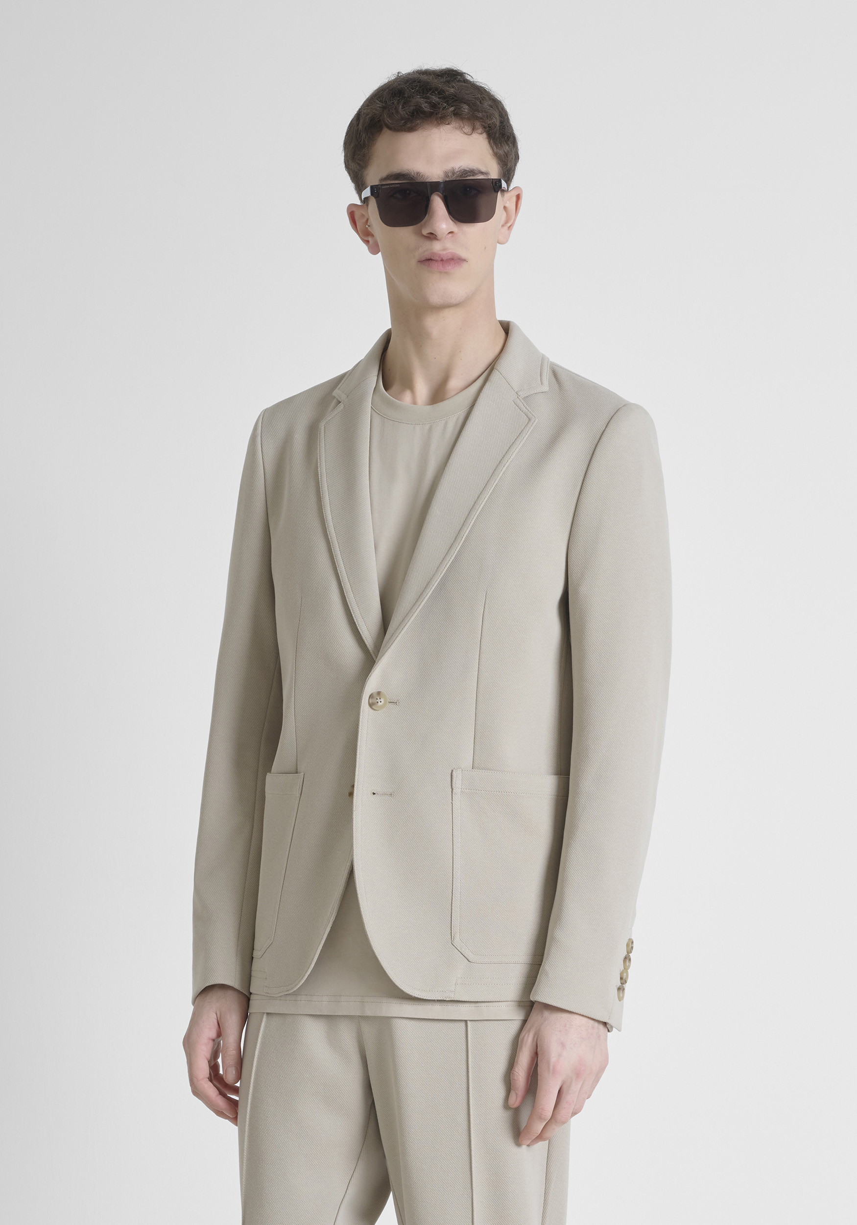 CHAQUETA SLIM FIT «ANOUK» DE SARGA DE ALGODÓN ELÁSTICO CON CIERRE DE DOS BOTONES