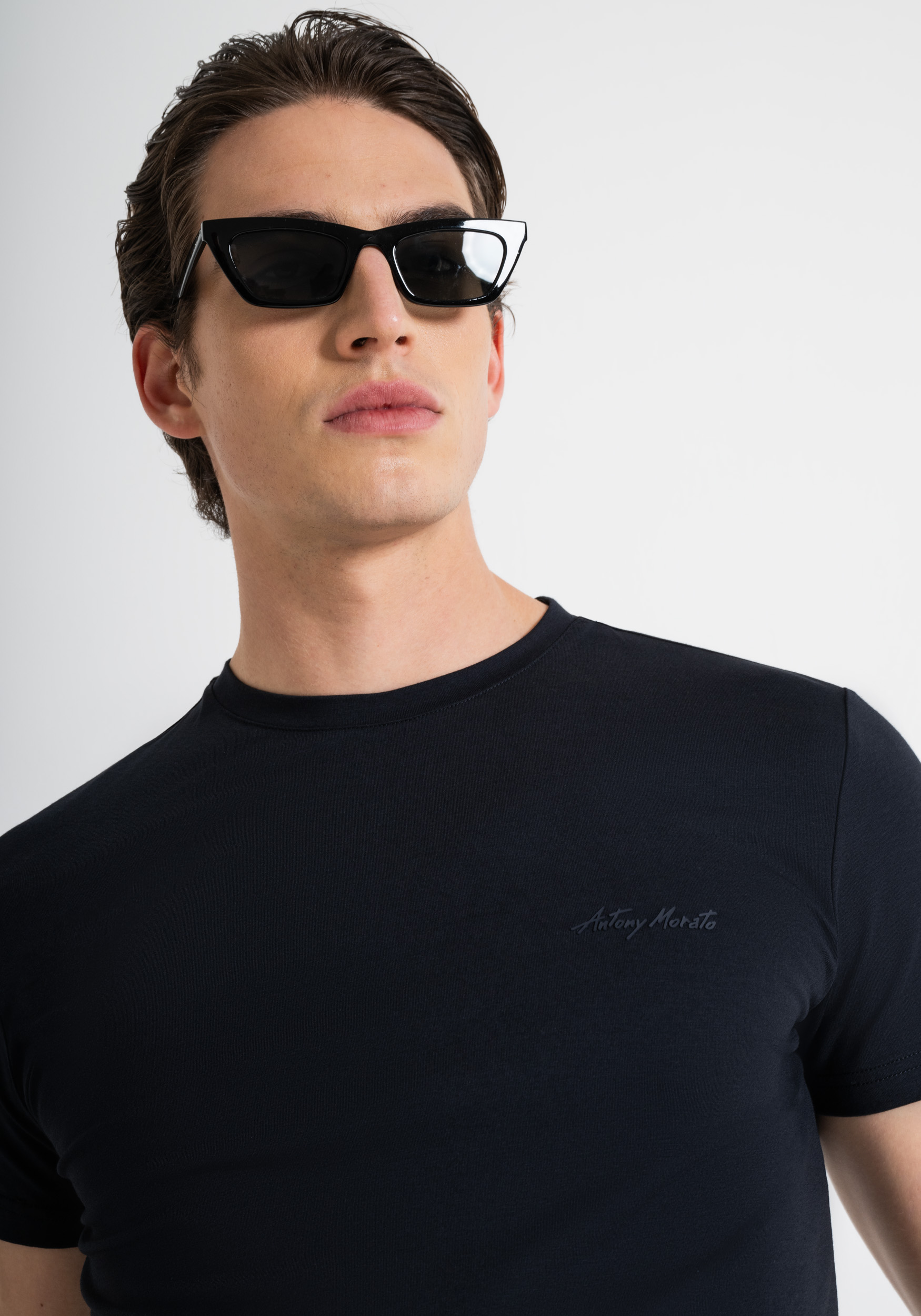 CAMISETA SUPER SLIM FIT EN ALGODÓN MODAL ELÁSTICO CON ESTAMPADO DE LOGO GOMADO