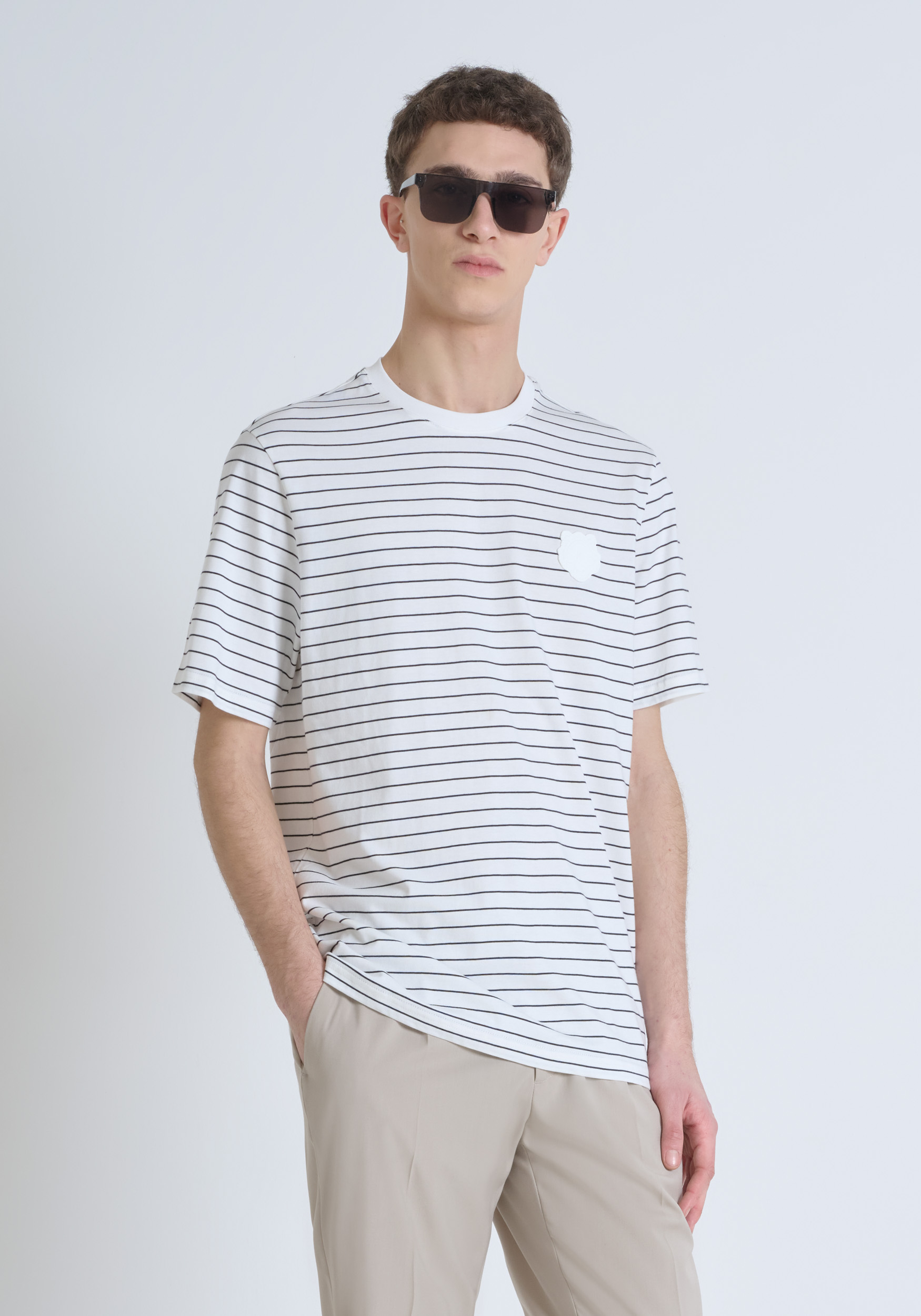 CAMISETA RELAXED FIT DE ALGODÓN A RAYAS CON PARCHE DE TIGRE