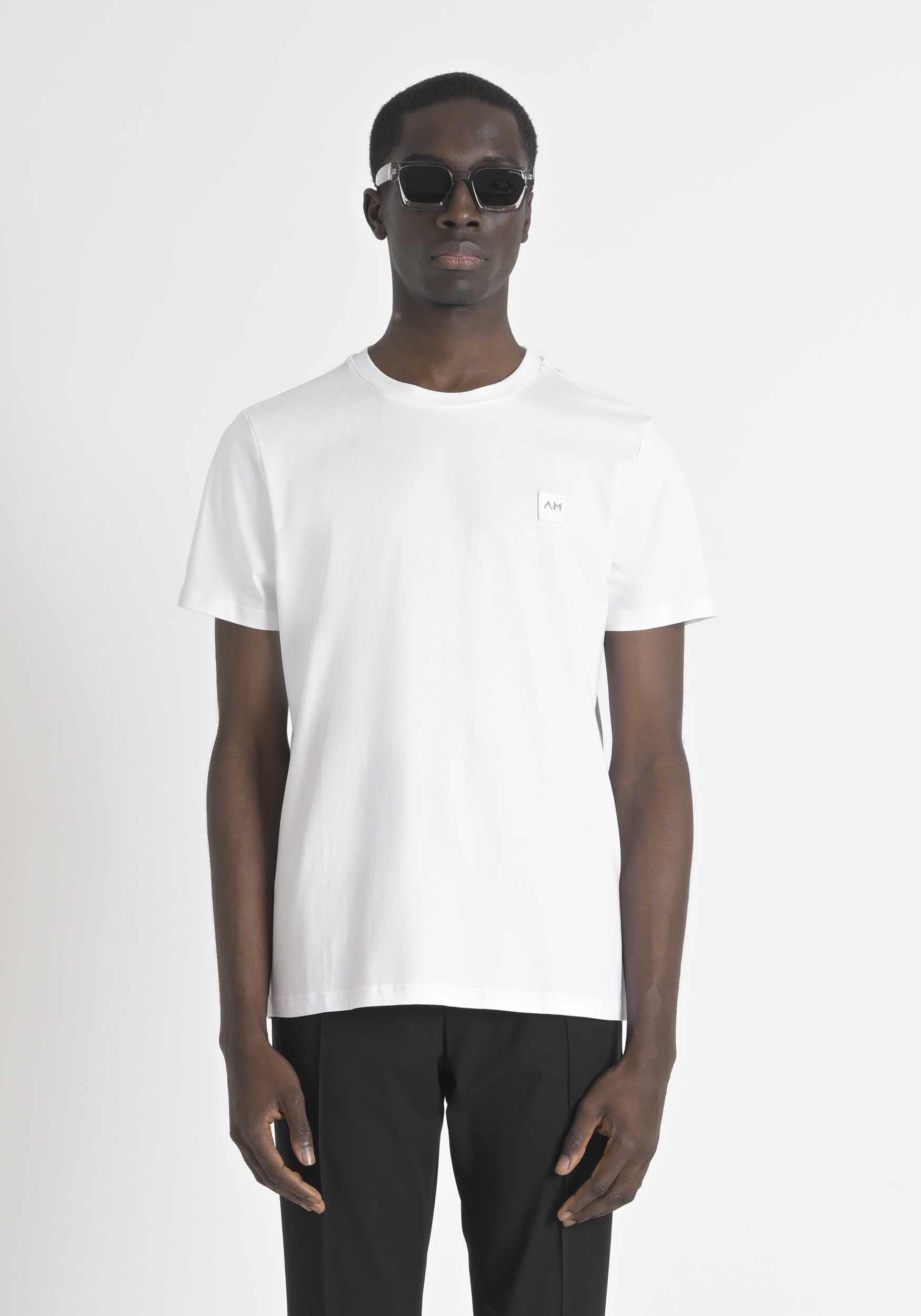 T-SHIRT REGULAR FIT IN JERSEY COTTON WITH LOGOED METAL BADGE