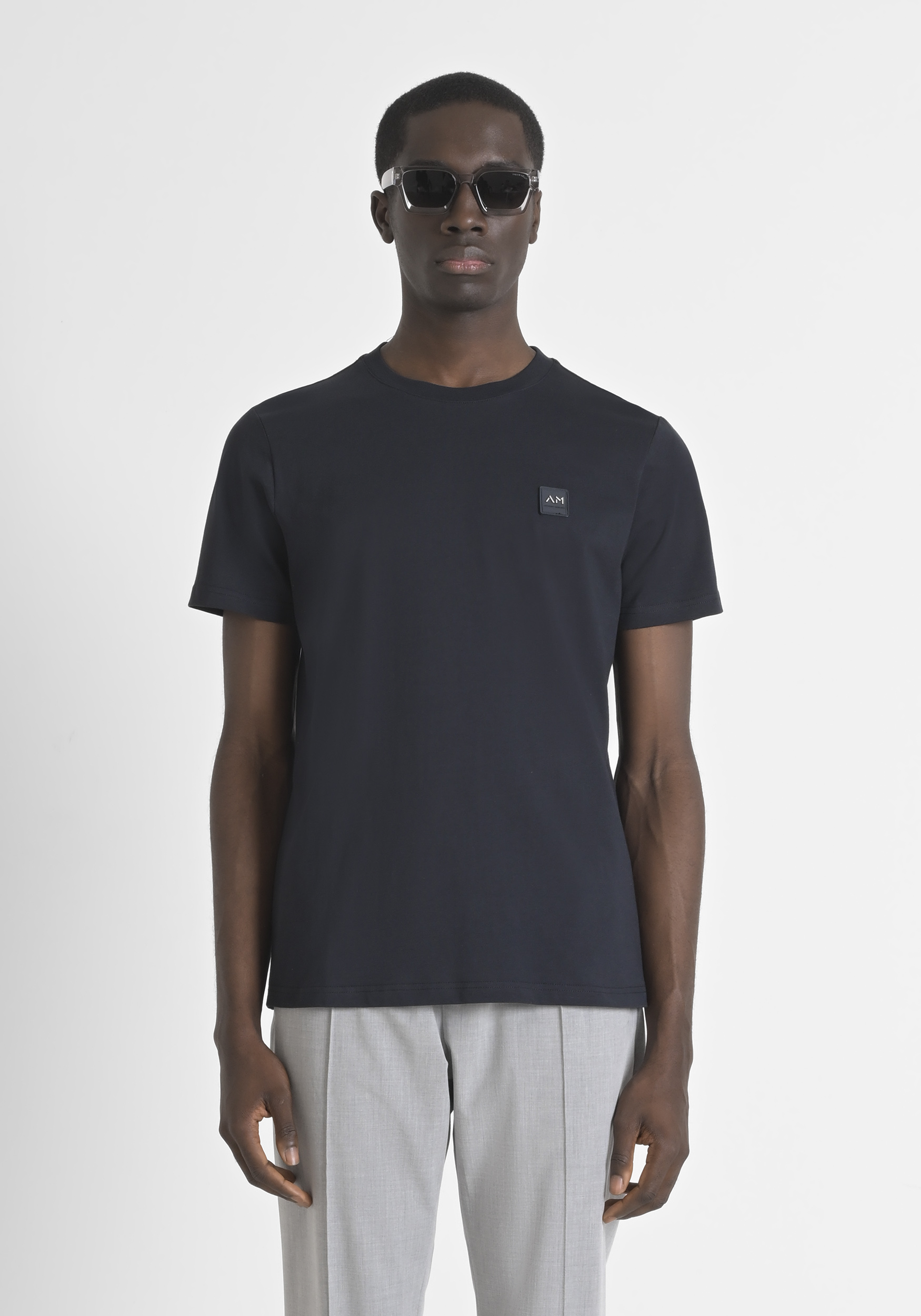 T-SHIRT REGULAR FIT IN JERSEY COTTON WITH LOGOED METAL BADGE