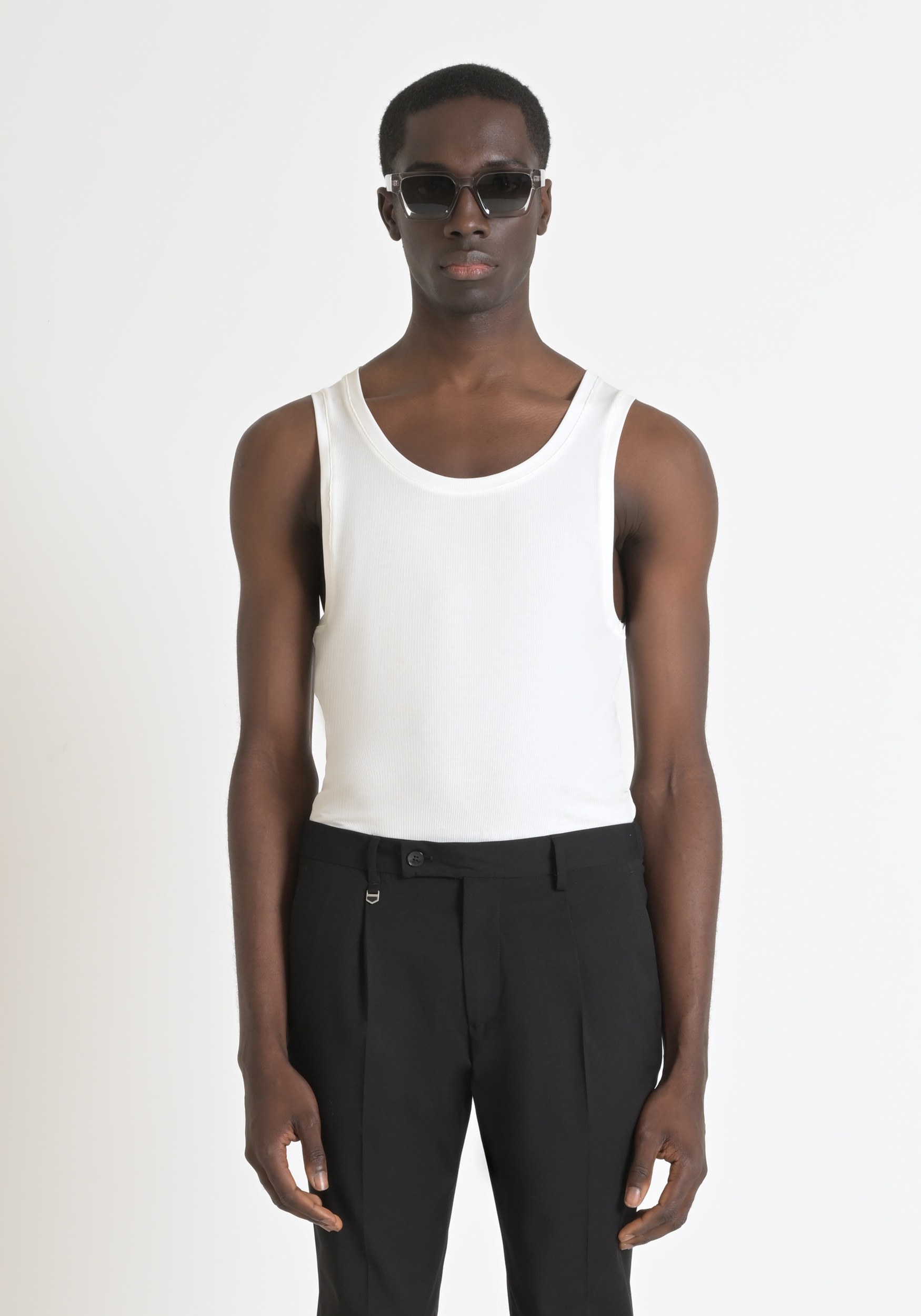 TOP SLIM FIT IN STRETCH LYOCELL FABRIC WITH METAL BADGE