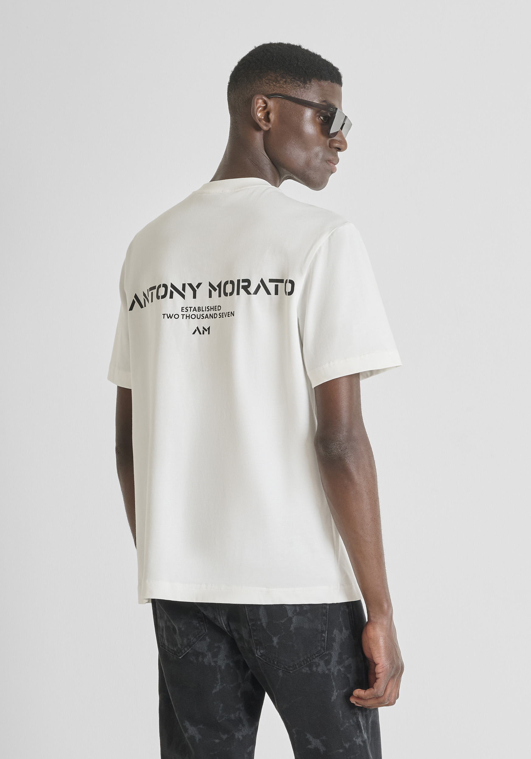 CAMISETA RELAXED FIT EN ALGODÓN CON LOGO CONTRASTE EN LA ESPALDA