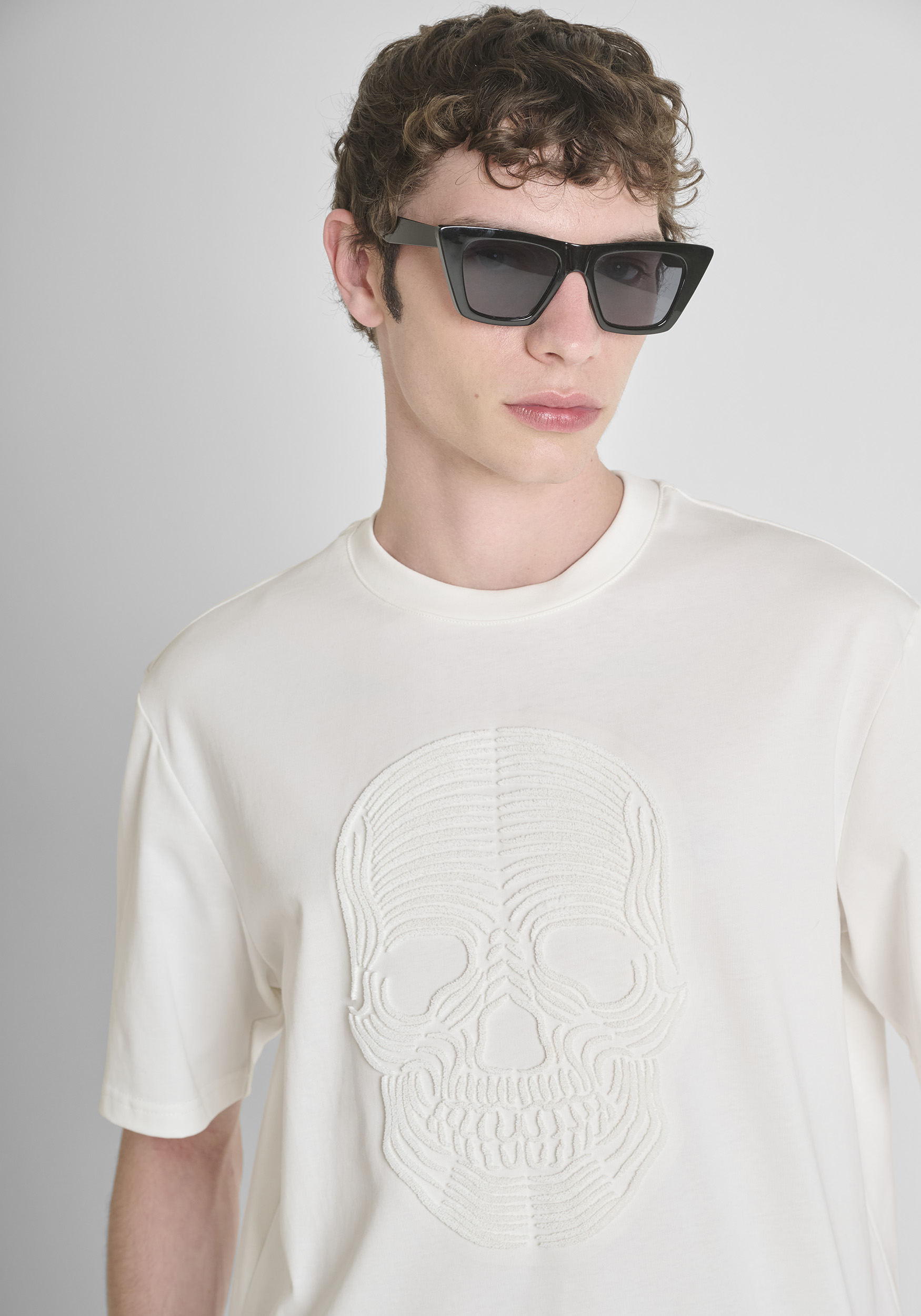 CAMISETA RELAXED FIT EN ALGODÓN CON ESTAMPADO CALAVERA SUAVE