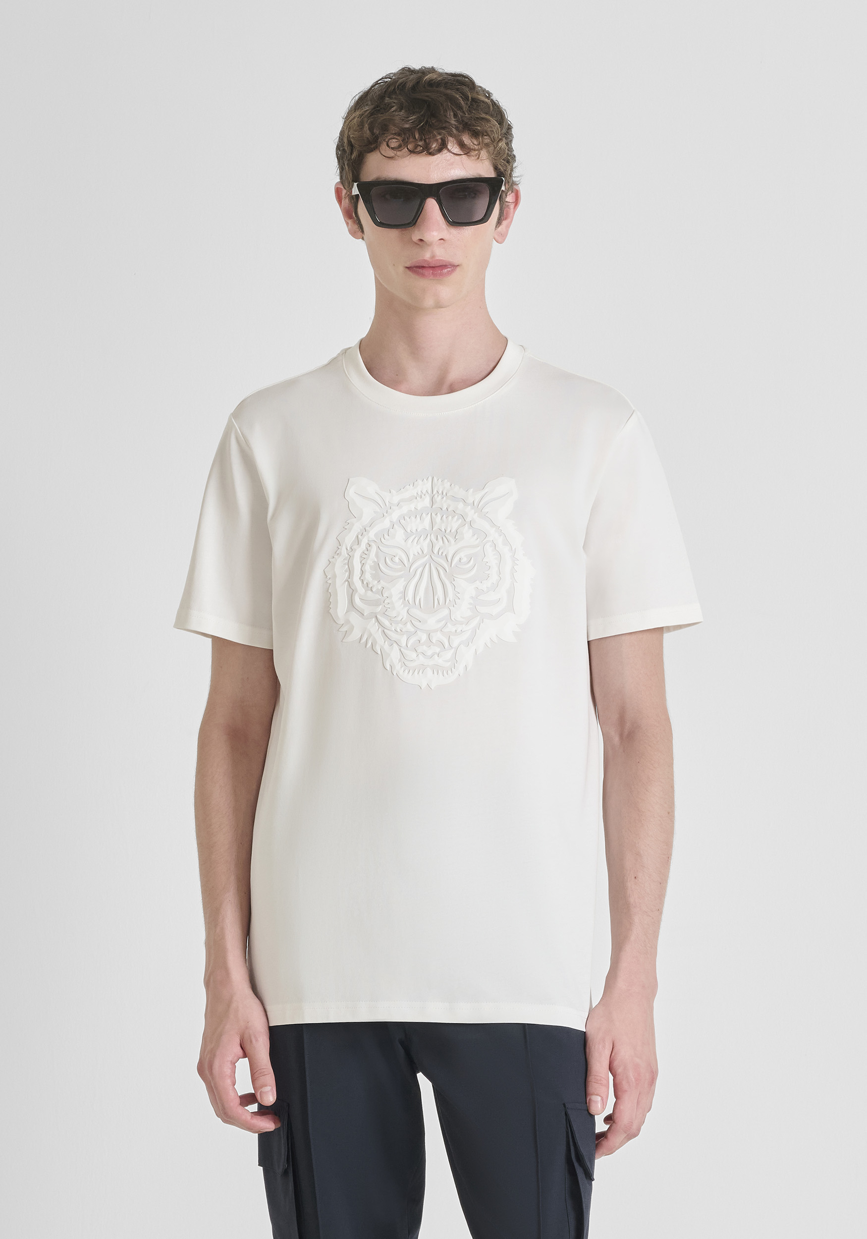 CAMISETA REGULAR FIT DE PUNTO DE ALGODÓN CON ESTAMPADO DE TIGRE ENGOMADO