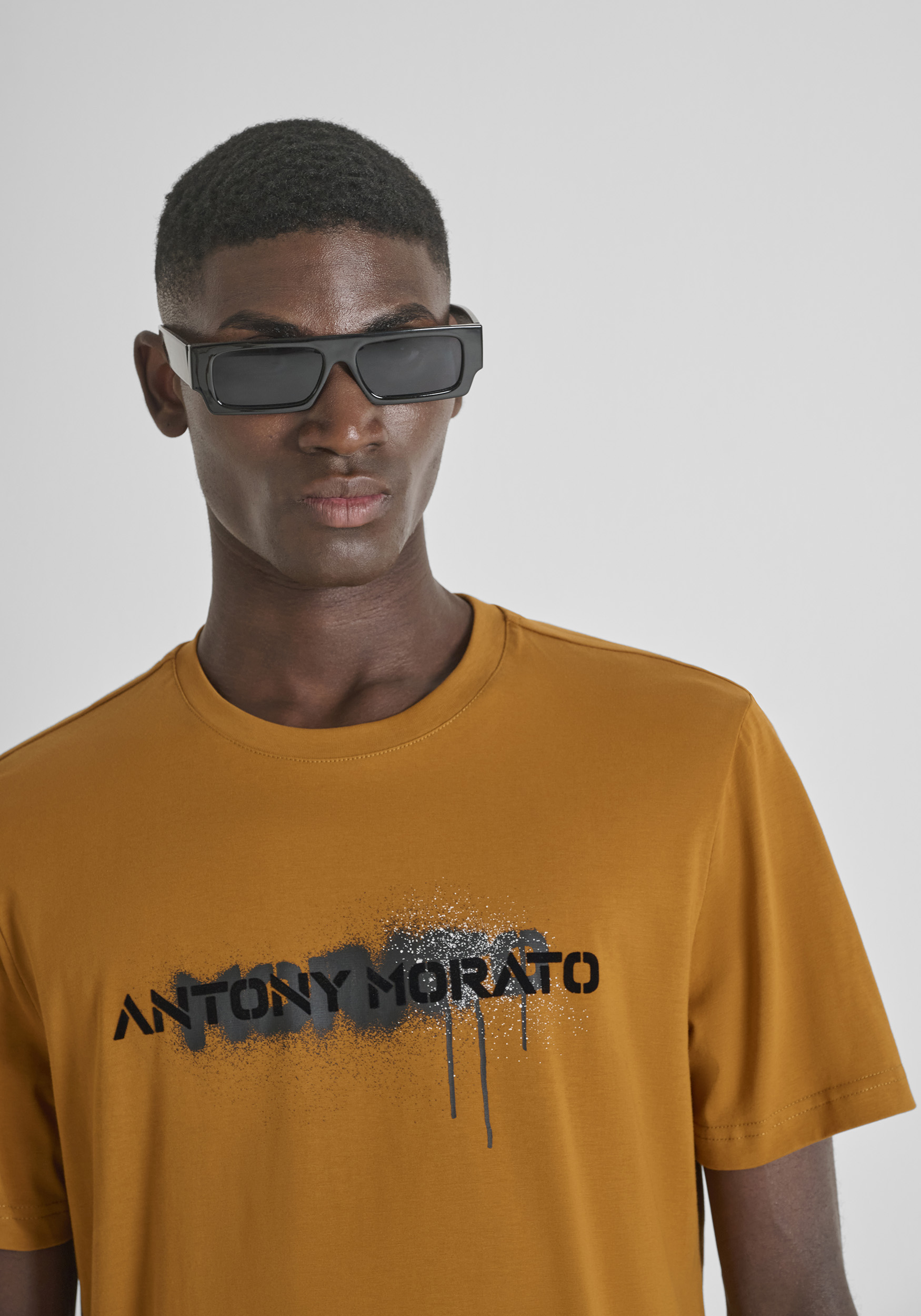 CAMISETA REGULAR FIT EN JERSEY DE ALGODÓN CON ESTAMPADO DE LOGO PINTADO