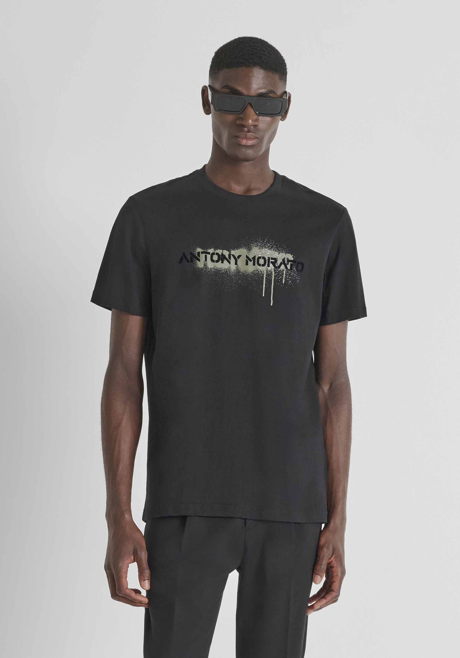 CAMISETA REGULAR FIT EN JERSEY DE ALGODÓN CON ESTAMPADO DE LOGO PINTADO