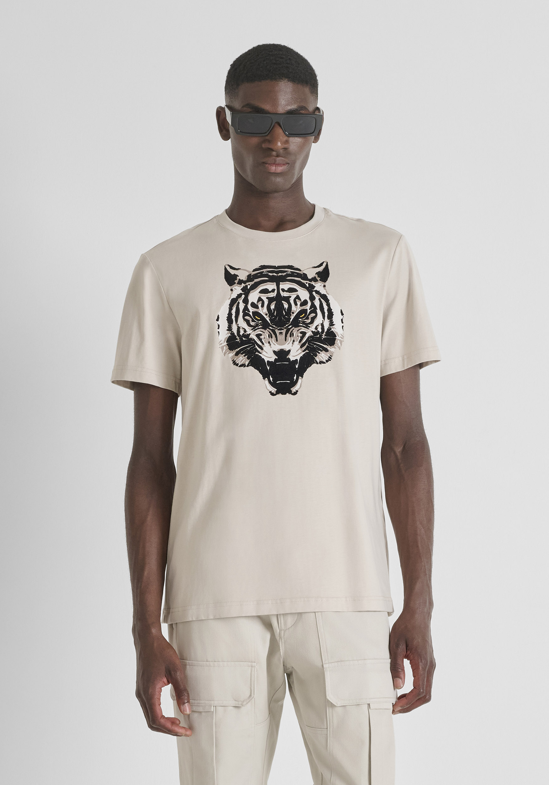 CAMISETA REGULAR FIT EN JERSEY DE ALGODÓN CON ESTAMPADO DE TIGRE FLOCADO