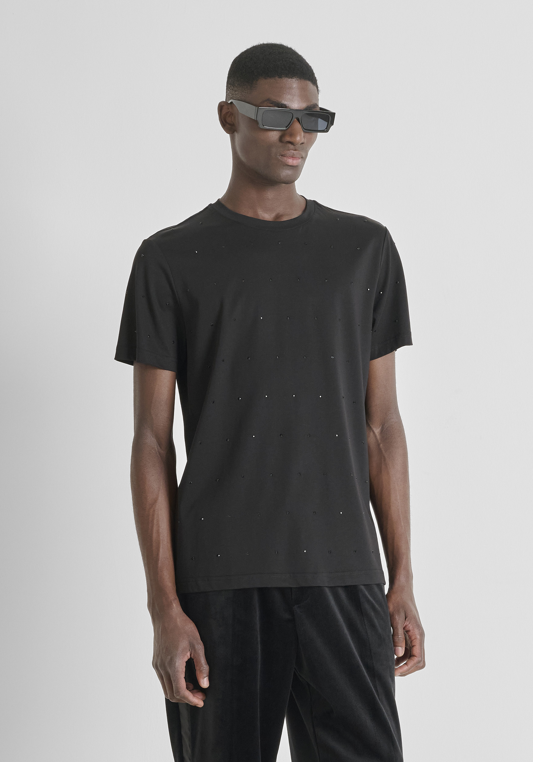 CAMISETA REGULAR FIT EN MEZCLA ALGODÓN CON TACHUELAS