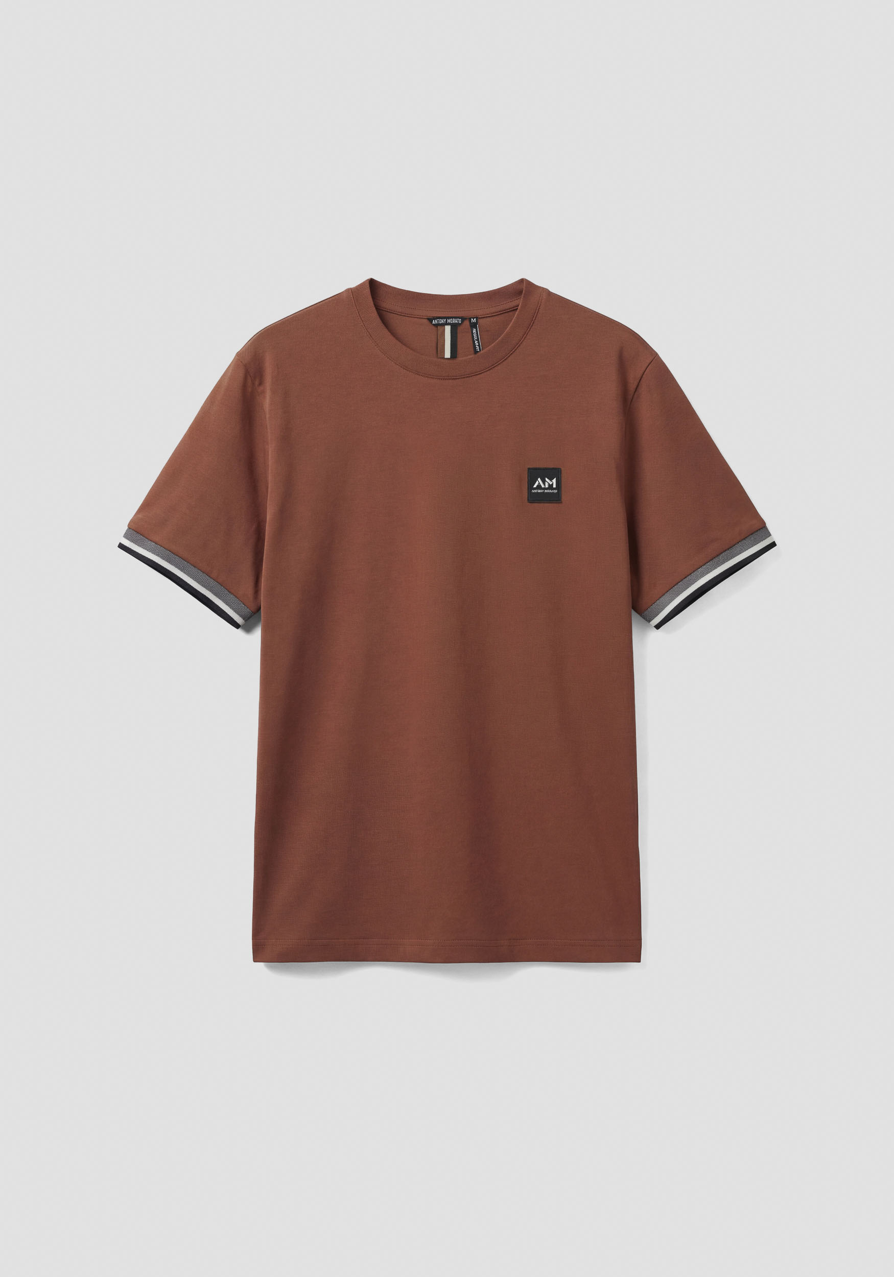 CAMISETA REGULAR FIT DE PUNTO DE ALGODÓN CON DETALLE DE LOGOTIPO EN LA MANGA