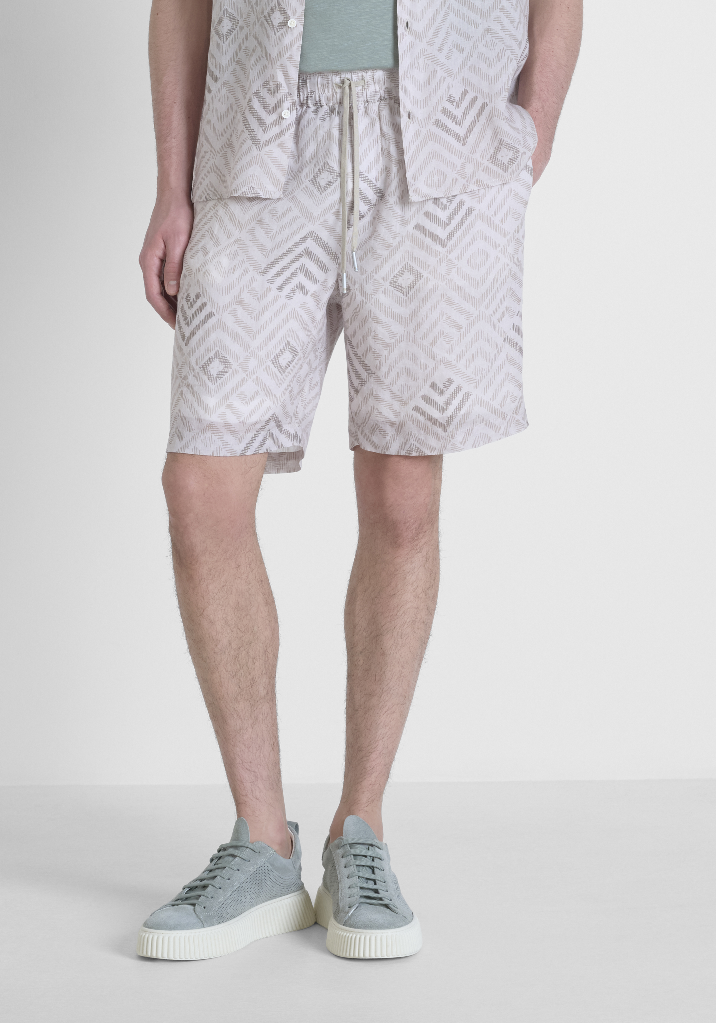 SHORTS REGULAR FIT IN RAMIE FABRIC WITH LOGOED METAL BADGE