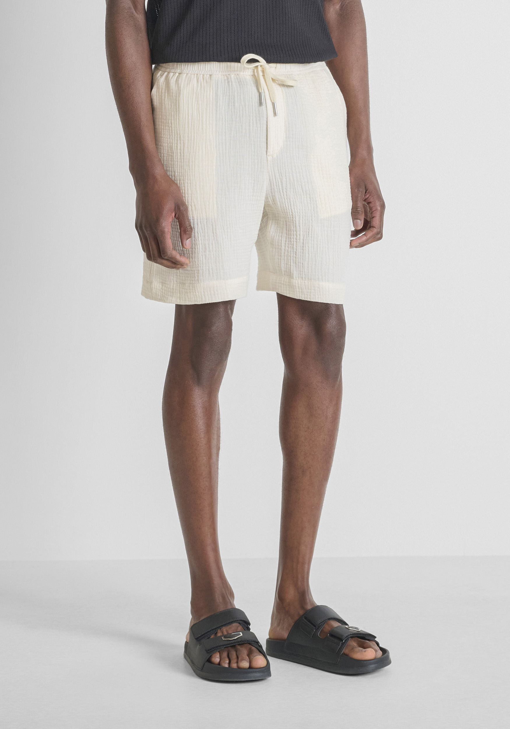 PANTALONES CORTOS REGULAR FIT DE SUAVE ALGODÓN EFECTO CRINCKLE