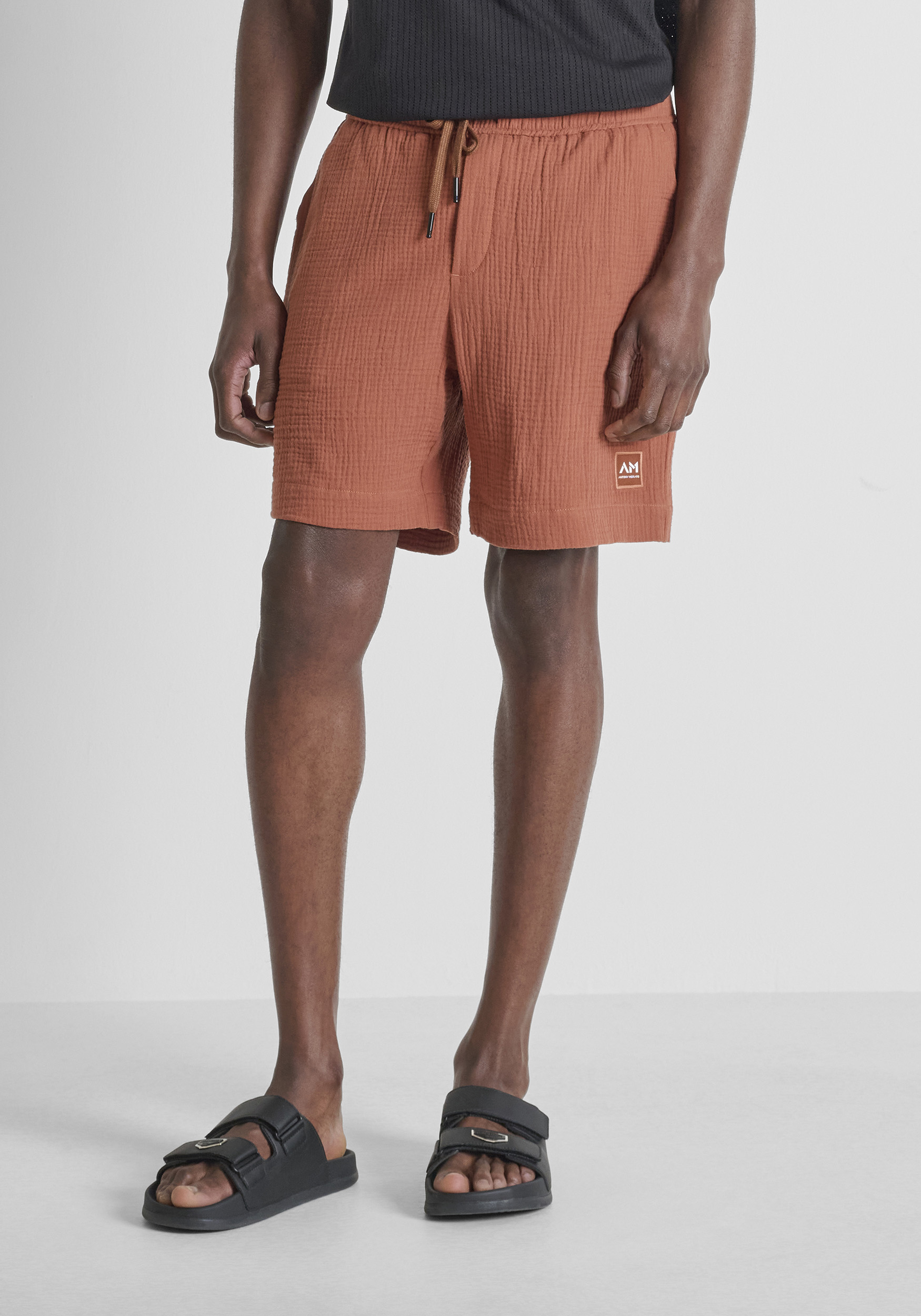 PANTALONES CORTOS REGULAR FIT DE SUAVE ALGODÓN EFECTO CRINKLE