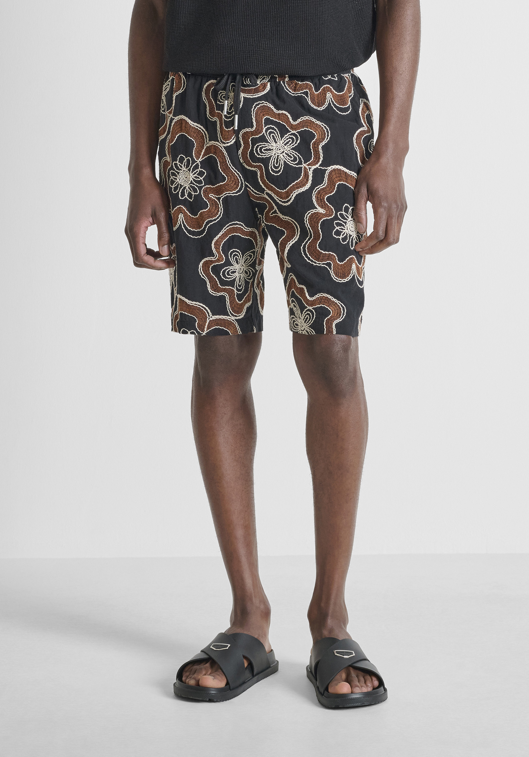 PANTALONES CORTOS REGULAR FIT DE ALGODÓN CON ESTAMPADO FLORAL