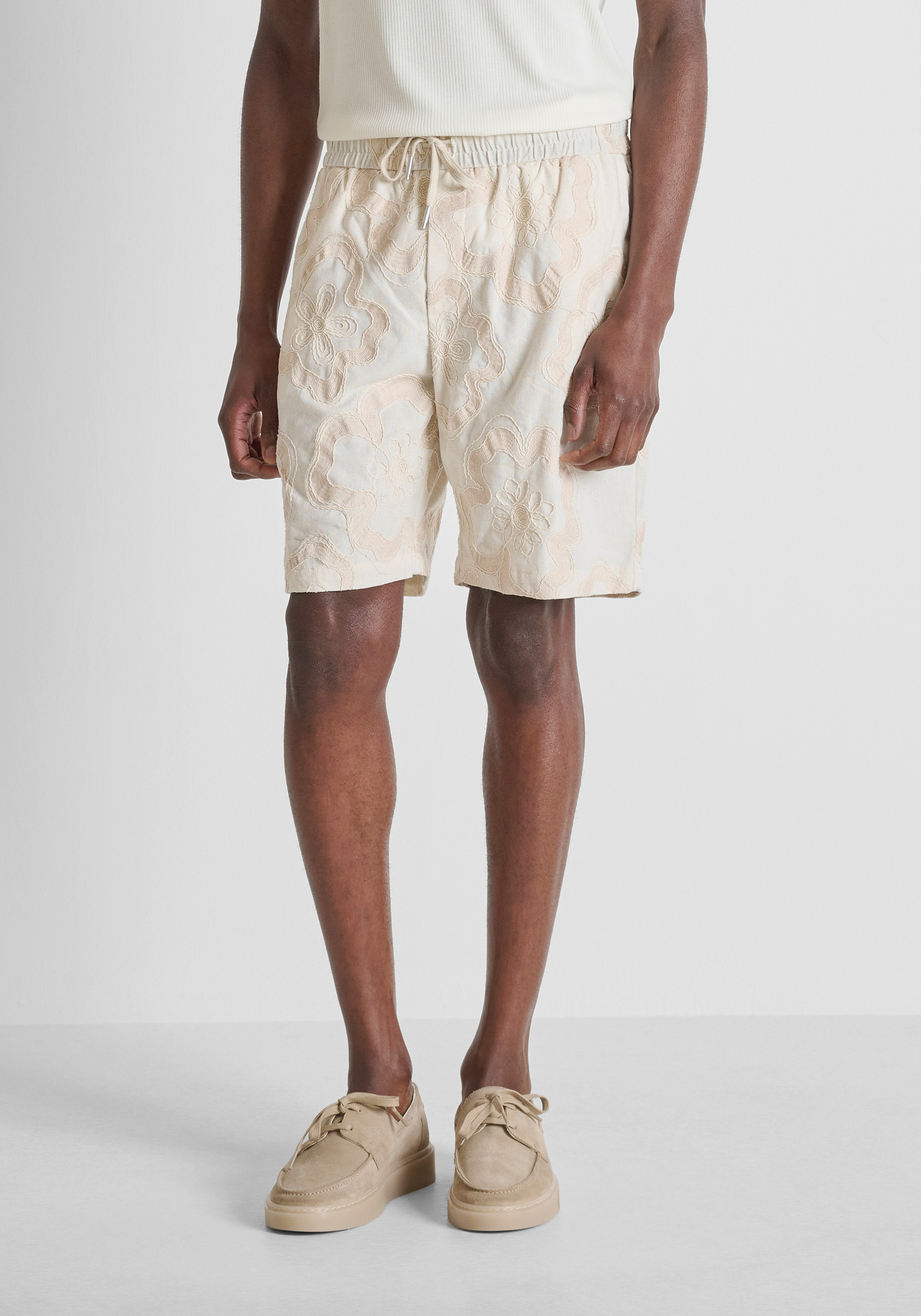 REGULAR FIT SHORTS IN COTTON BLEND WITH LOGO BADGE