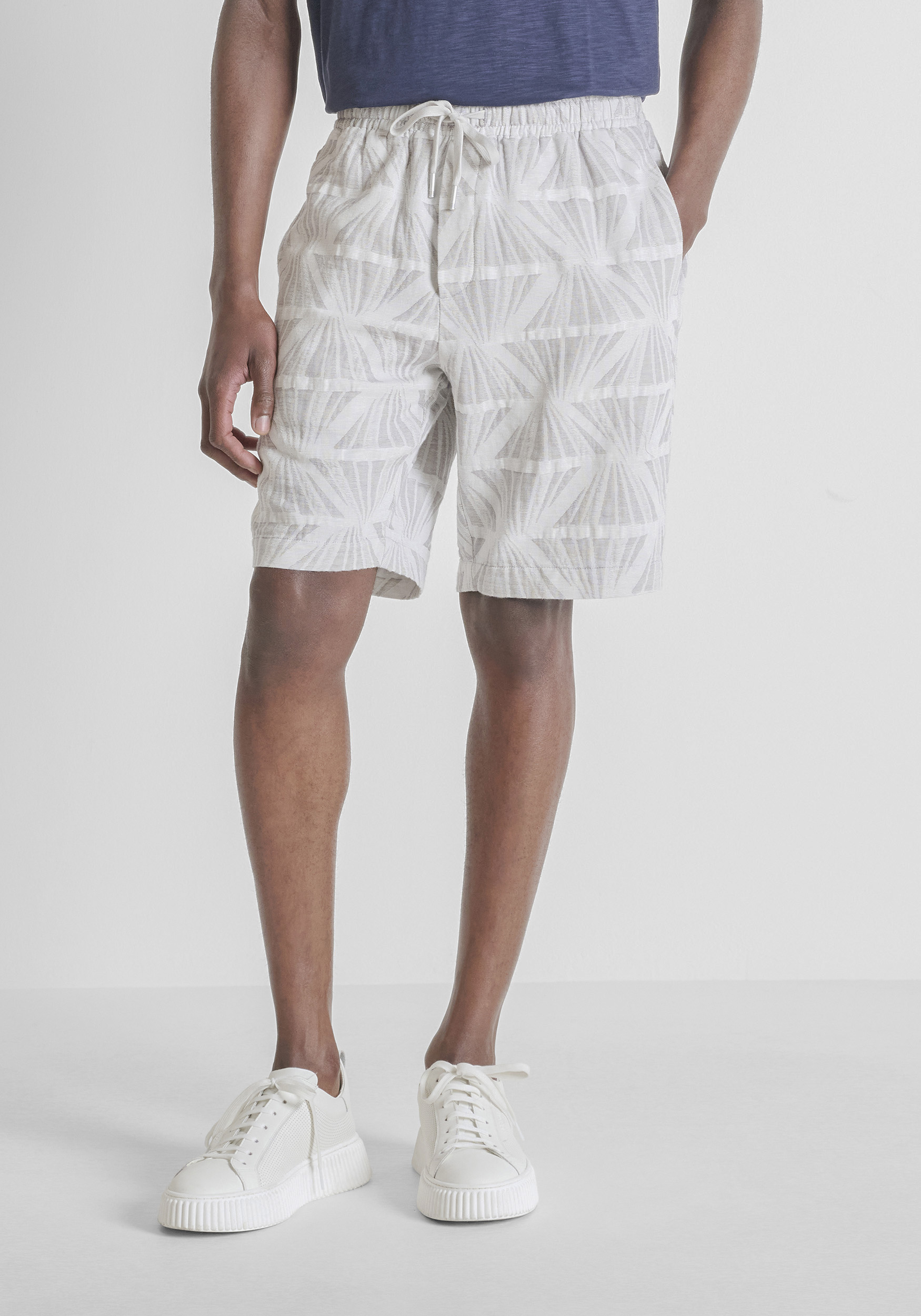 REGULAR FIT COTTON JACQUARD SHORTS WITH LOGO BADGE