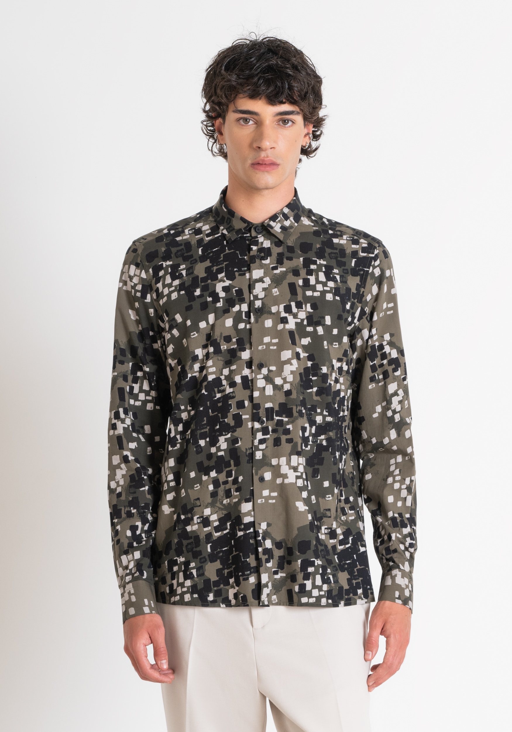 CAMISA «BARCELONA» REGULAR FIT CON CORTE RECTO DE MEZCLA DE VISCOSA ESTAMPADA