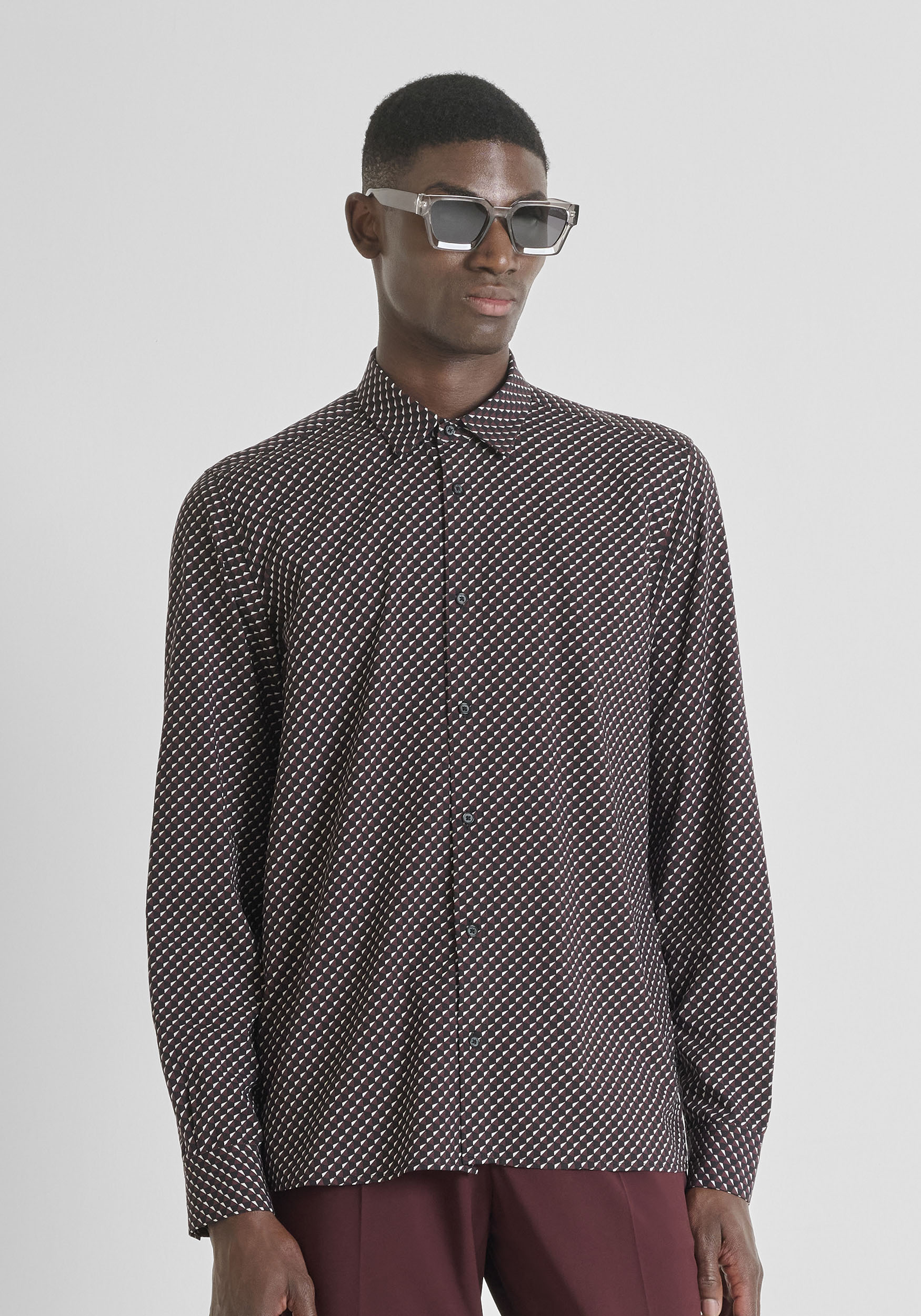 CAMISA REGULAR STRAIGHT FIT «BARCELONA» EN MEZCLA DE ALGODÓN CON ESTAMPADO DE LUNARES